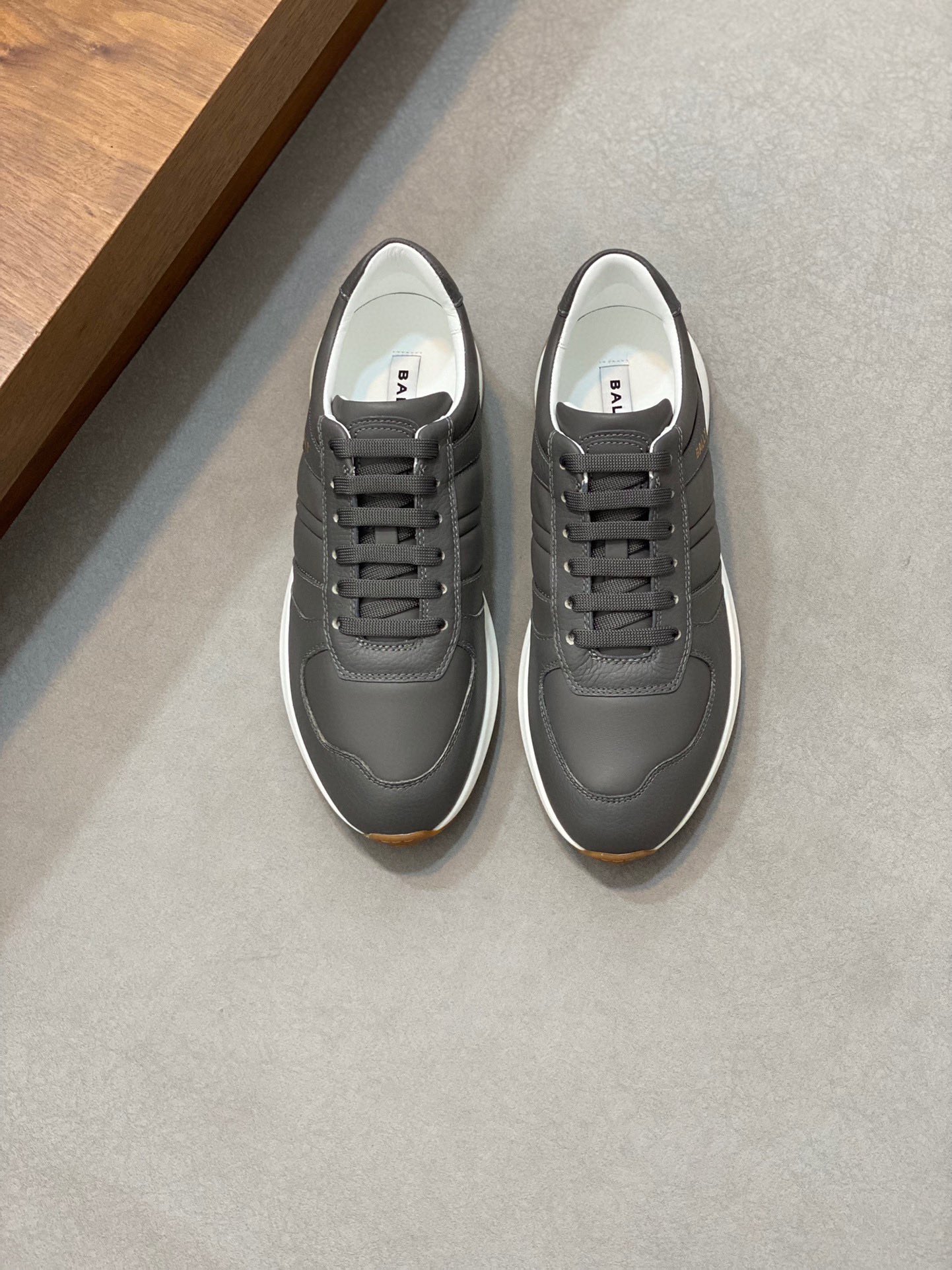 Las zapatillas Solid Bally/Bally Demmy utilizan materiales mixtos basados ​​en el estilo diario, utilizando colores sól…