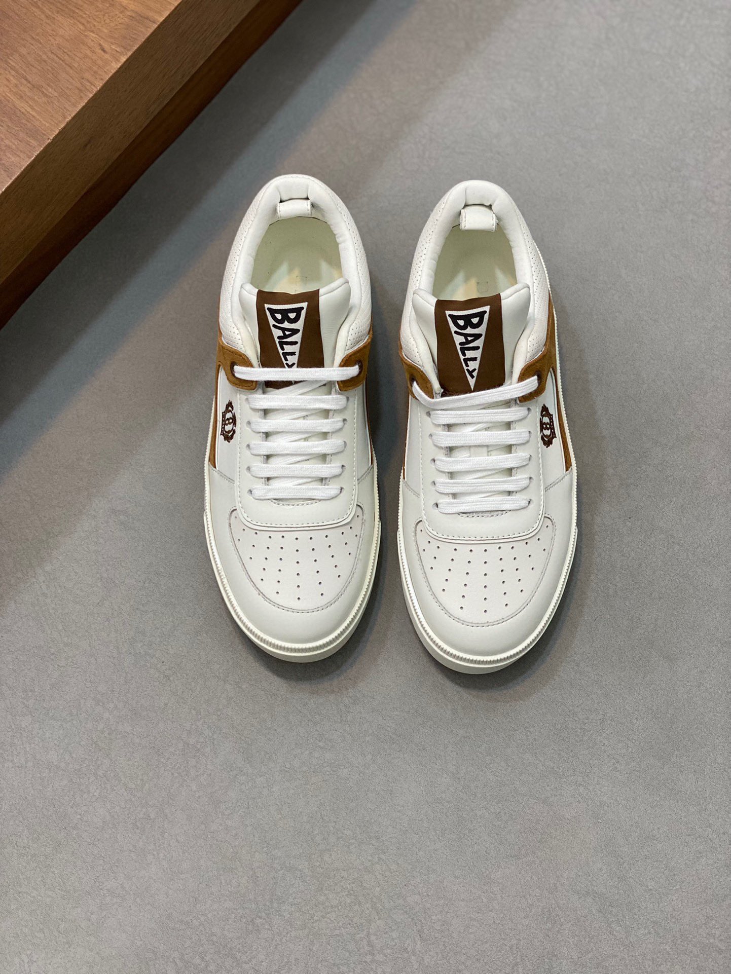 Zapatos deportivos informales con empalme de materiales múltiples para hombres nuevos de Real Bally / Bally, ¡un produc…