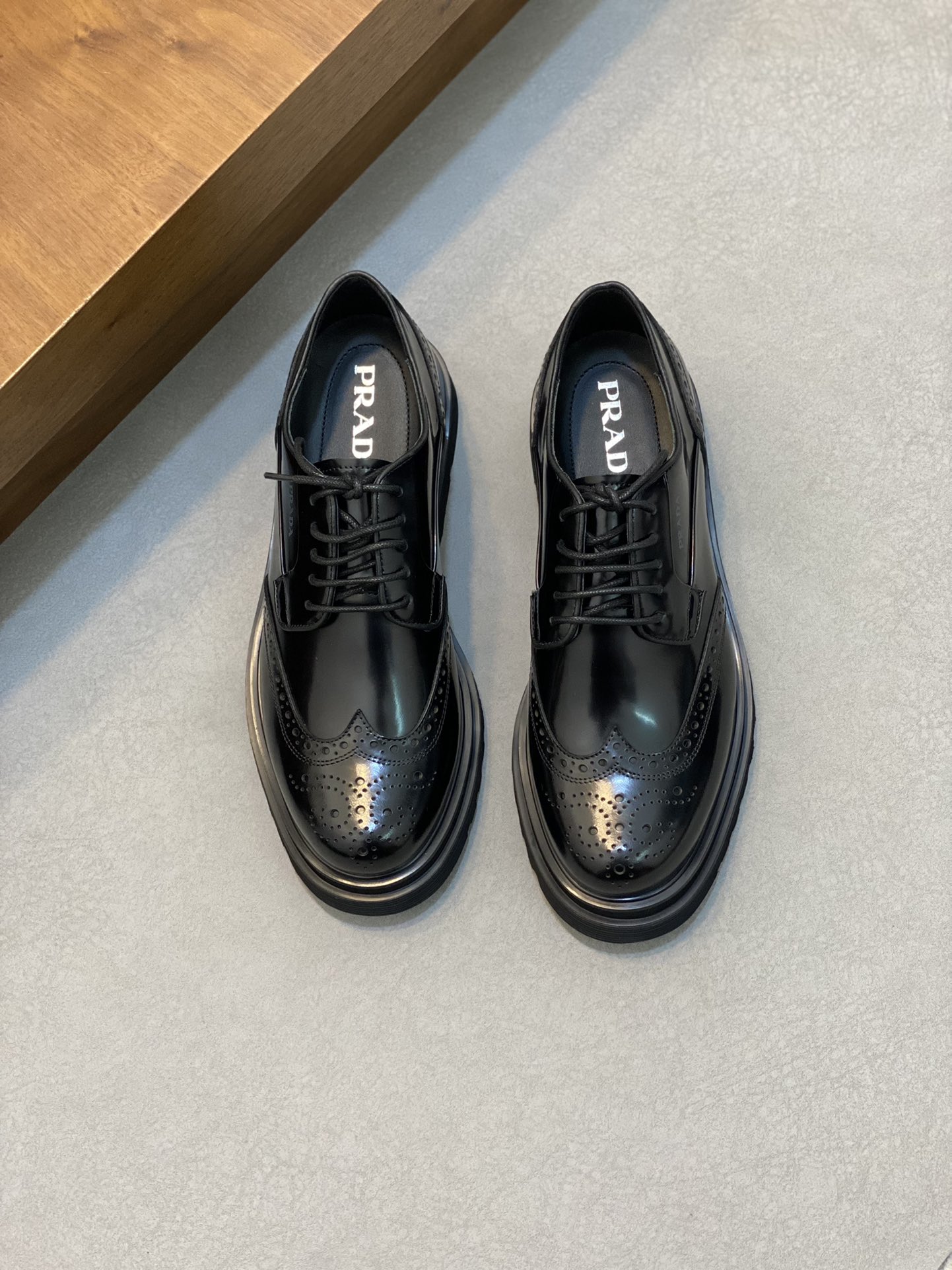Precio real PRADA/Prada nuevos zapatos derby con cordones de cuero brillante para hombre. Productos de alta calidad fab…