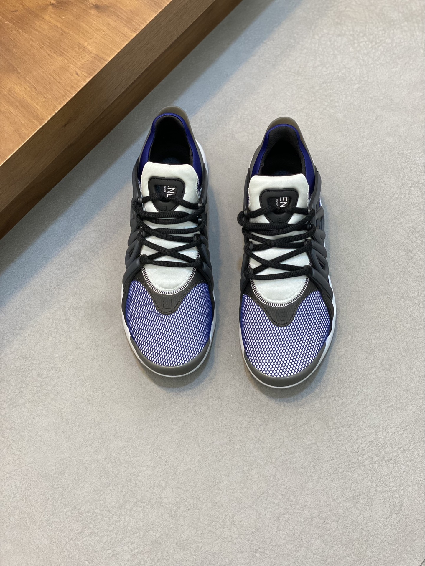 NO:280572,【FENDI】Fendi's latest sneakers, new counter models are released simultaneously, original disassembly 1:1 replica, imported upper original Lycra fabric contrast splicing, super large FENDI word translucent film decoration, inner breathable mesh inner, breathable and comfortable, original rubber sole is super comfortable, high quality, can enter and exit the counter at will, welcome to compare, size 40-46 (can be ordered 39.45.46), batch:,,fendi,fendi,sneakers19860909【FENDI】芬迪最新款运动鞋,专柜新款同步发售,购入原版拆解1:1复刻,鞋面进口原版莱卡面料撞色拼接,侧面超大FENDI字样半透明胶片装饰,内里透气网纱内里,透气舒适,鞋底原版橡胶底超级舒适,高品质,可随意进出专柜,欢迎对比,码数 40-46（可订 39.45 .46),批:,,fendi,fendi,sneakers,Men's shoes