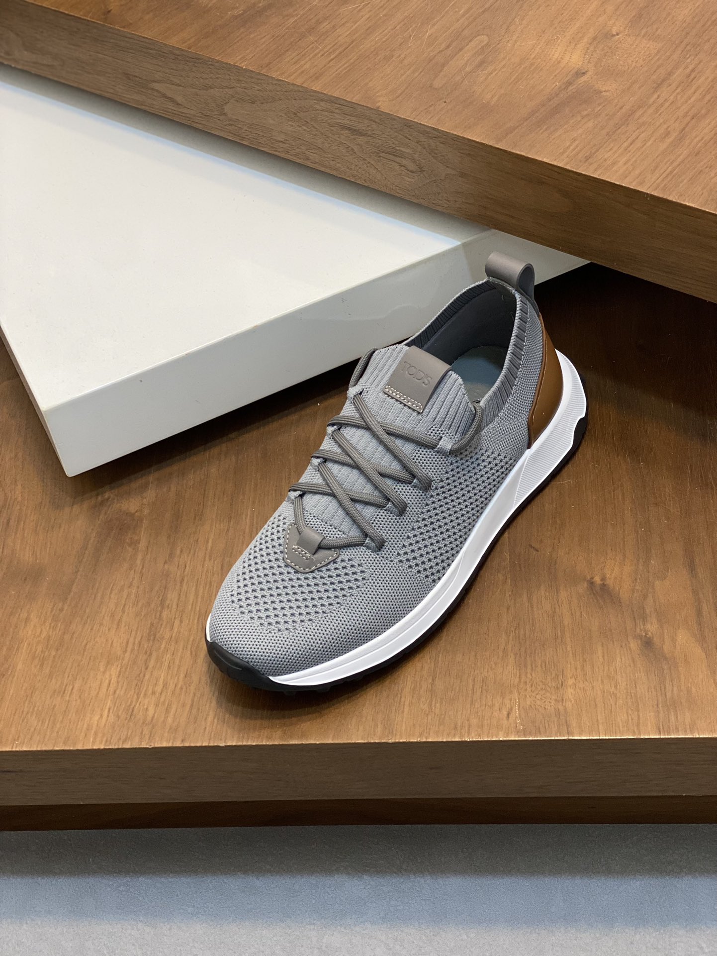 190Tods Zapatillas casual para hombreLa zapatilla deportiva TOD'S es una llamativa novedad en diseño