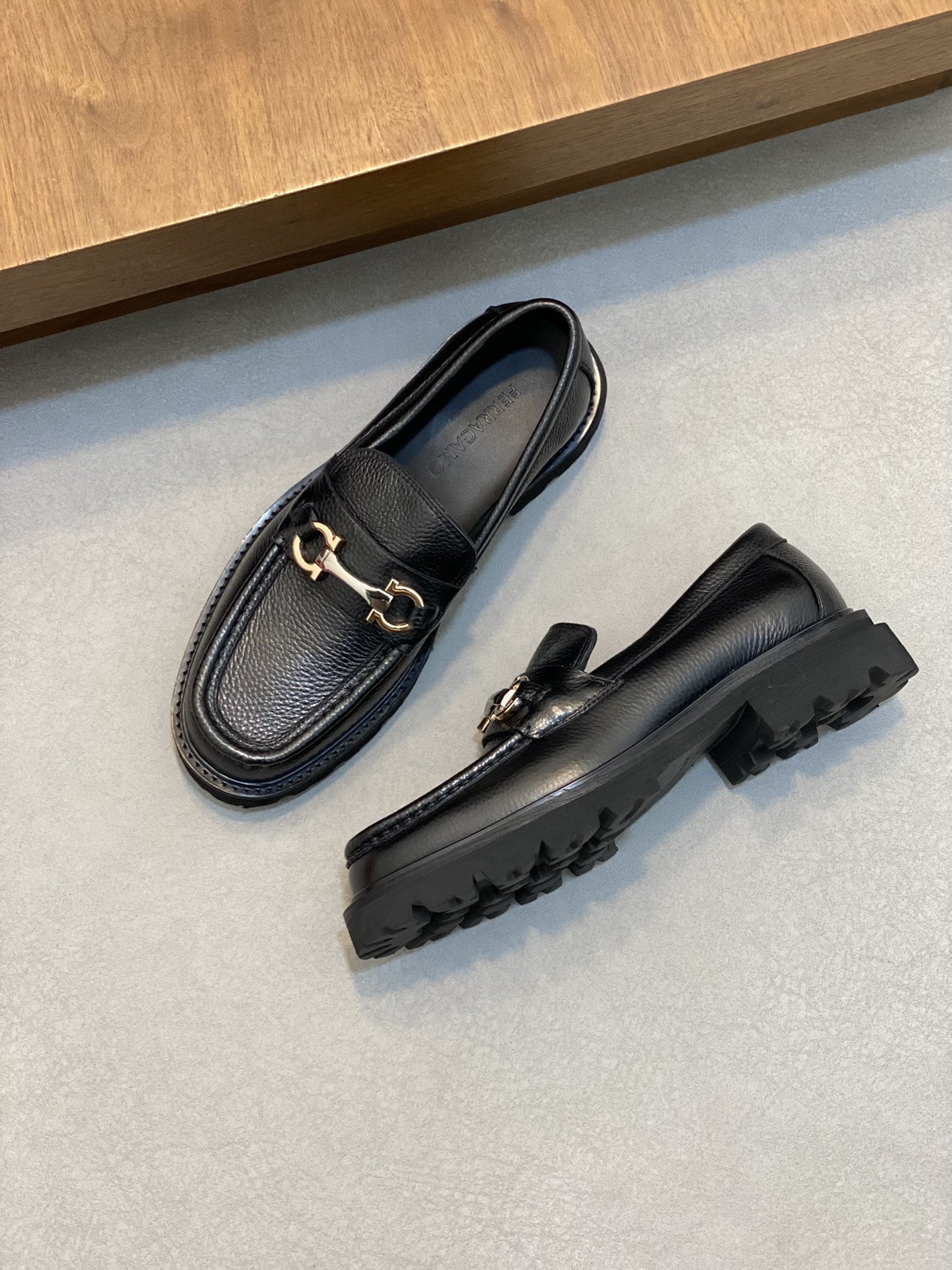 [Ferragamo] zapatos de los hombres, de alta calidad, los bienes de primera, parte superior de cuero 
