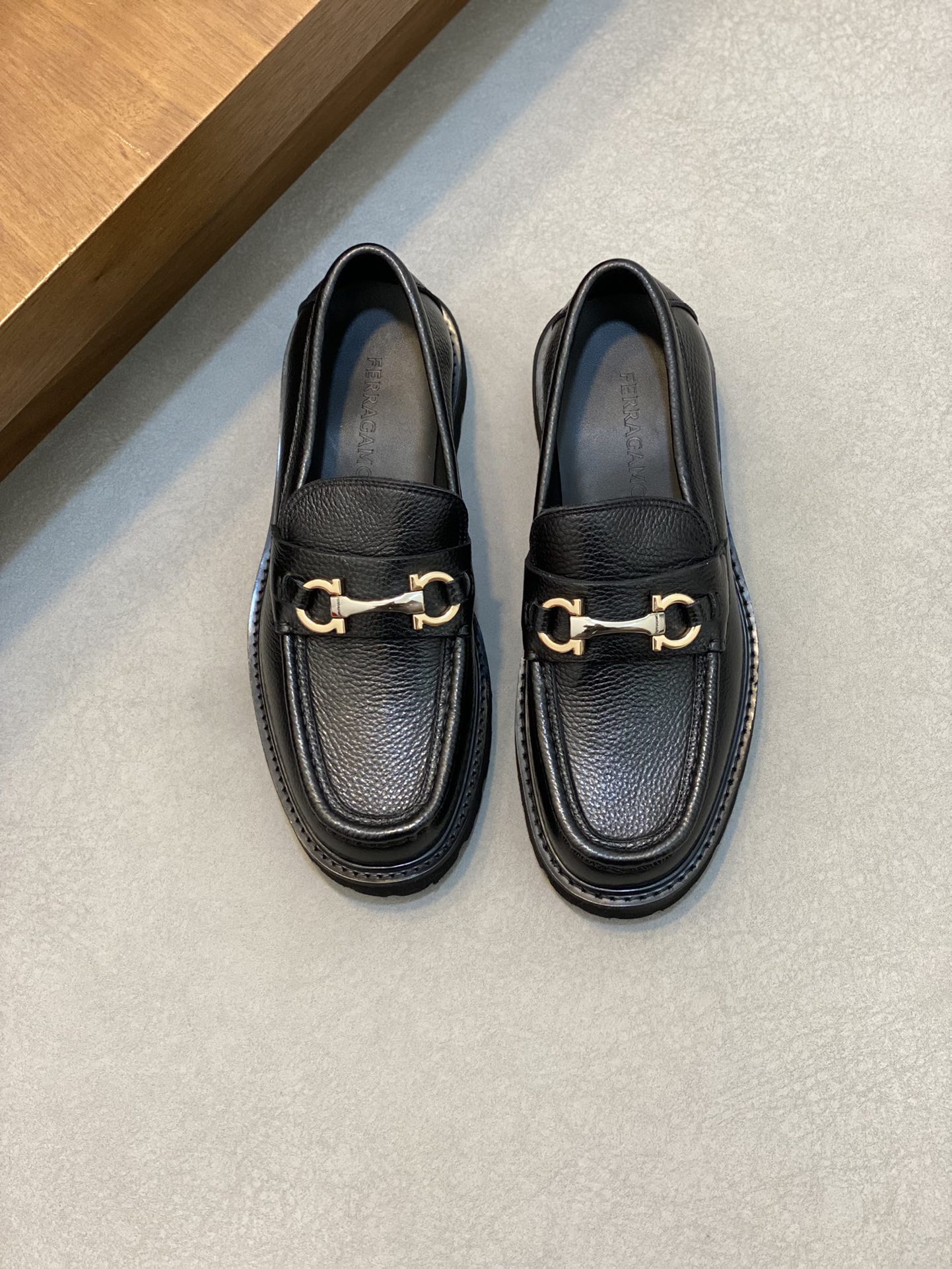 [Ferragamo] zapatos de los hombres, de alta calidad, los bienes de primera, parte superior de cuero