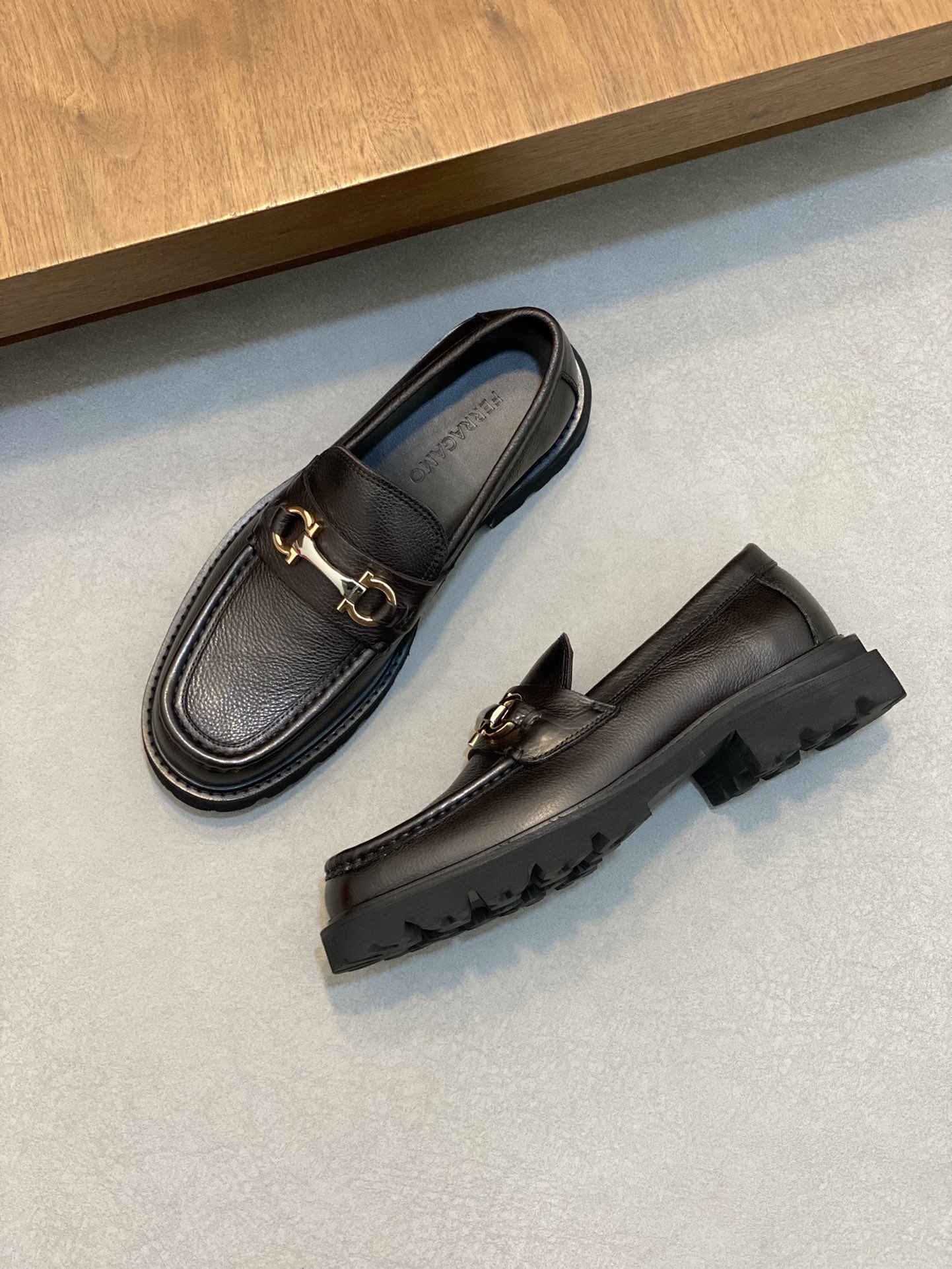 [Ferragamo] zapatos de los hombres, de alta calidad, los bienes de primera, parte superior de cuero 
