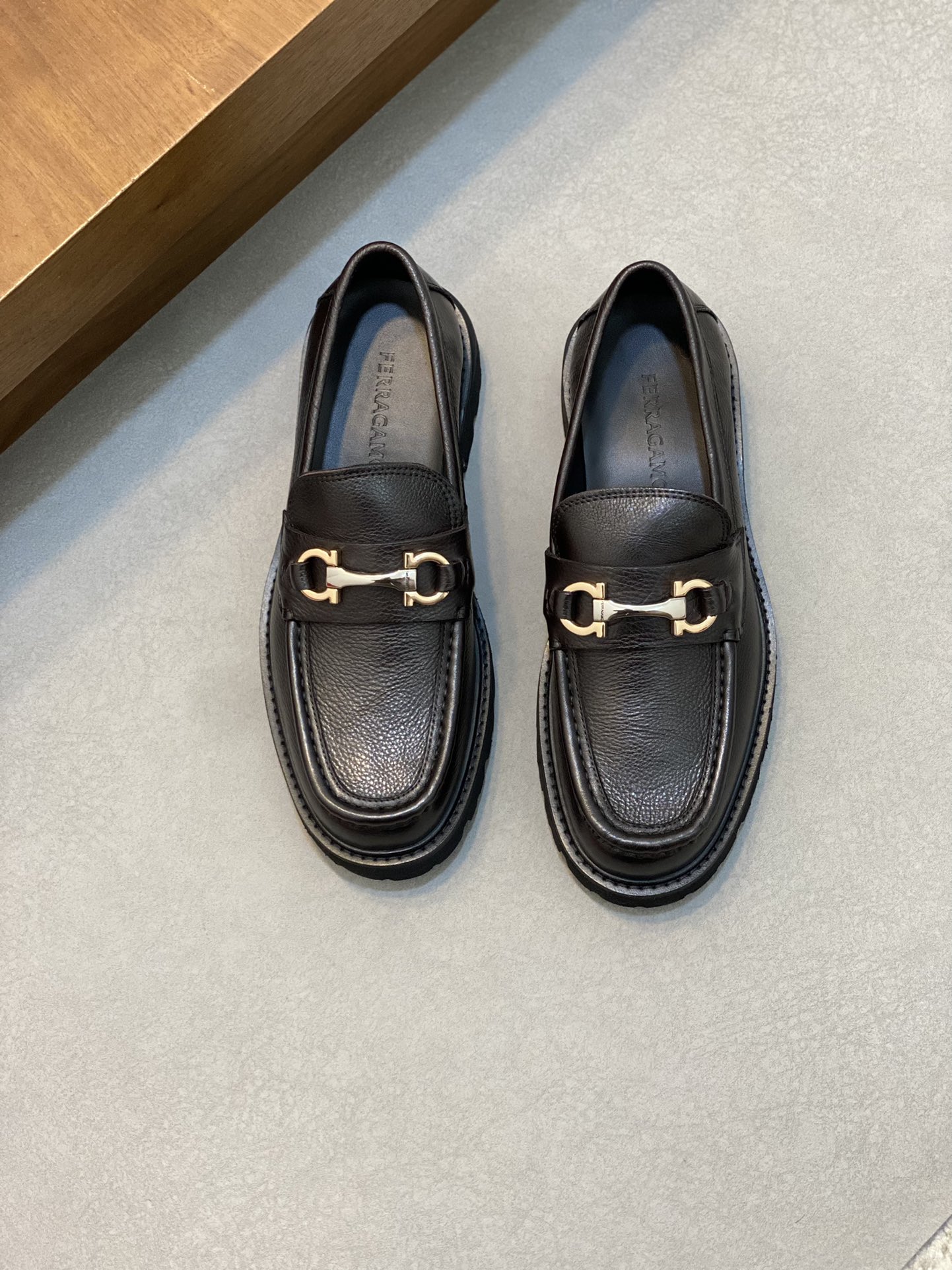[Ferragamo] zapatos de los hombres, de alta calidad, los bienes de primera, parte superior de cuero