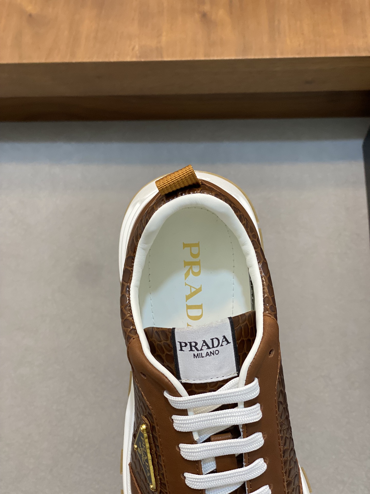 [PRADA] Prada - Calidad de gama alta Original único - Parte superior: cuero de becerro de Napa impor