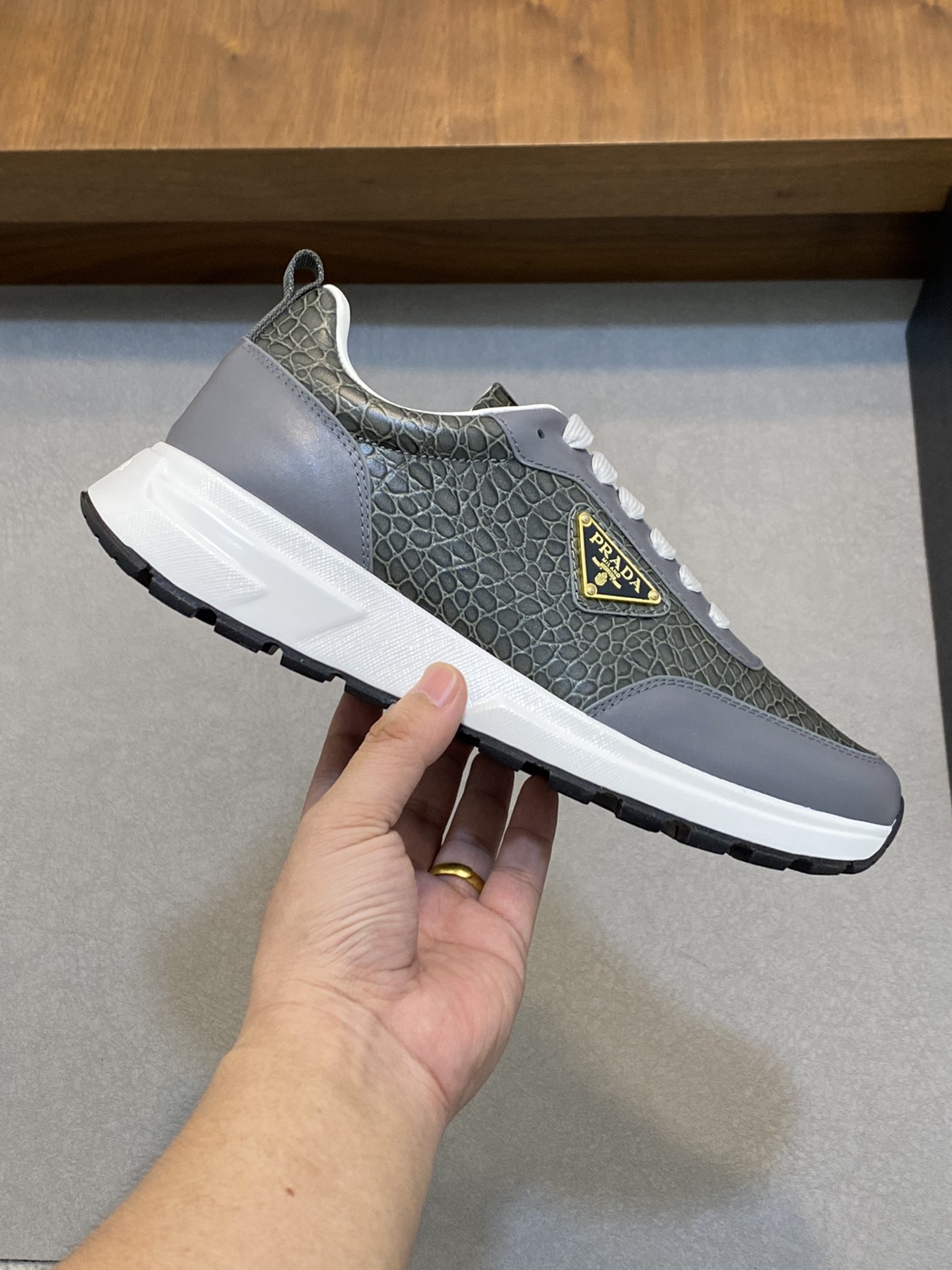 [PRADA] Prada - Calidad de gama alta Original único - Parte superior: cuero de becerro de Napa impor