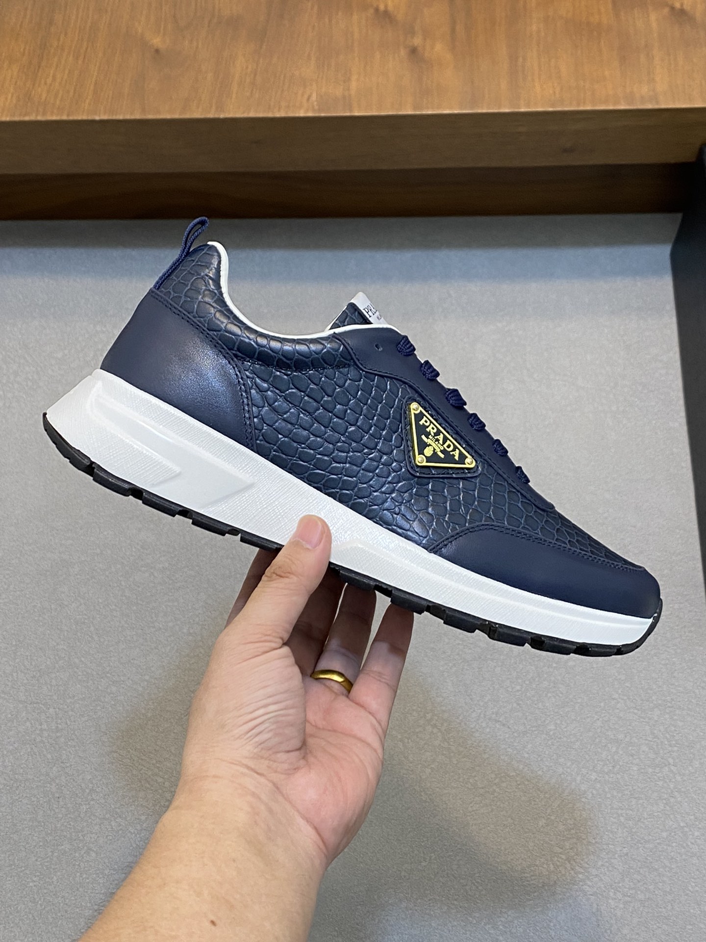 [PRADA] Prada - Calidad de gama alta Original único - Parte superior: cuero de becerro de Napa impor