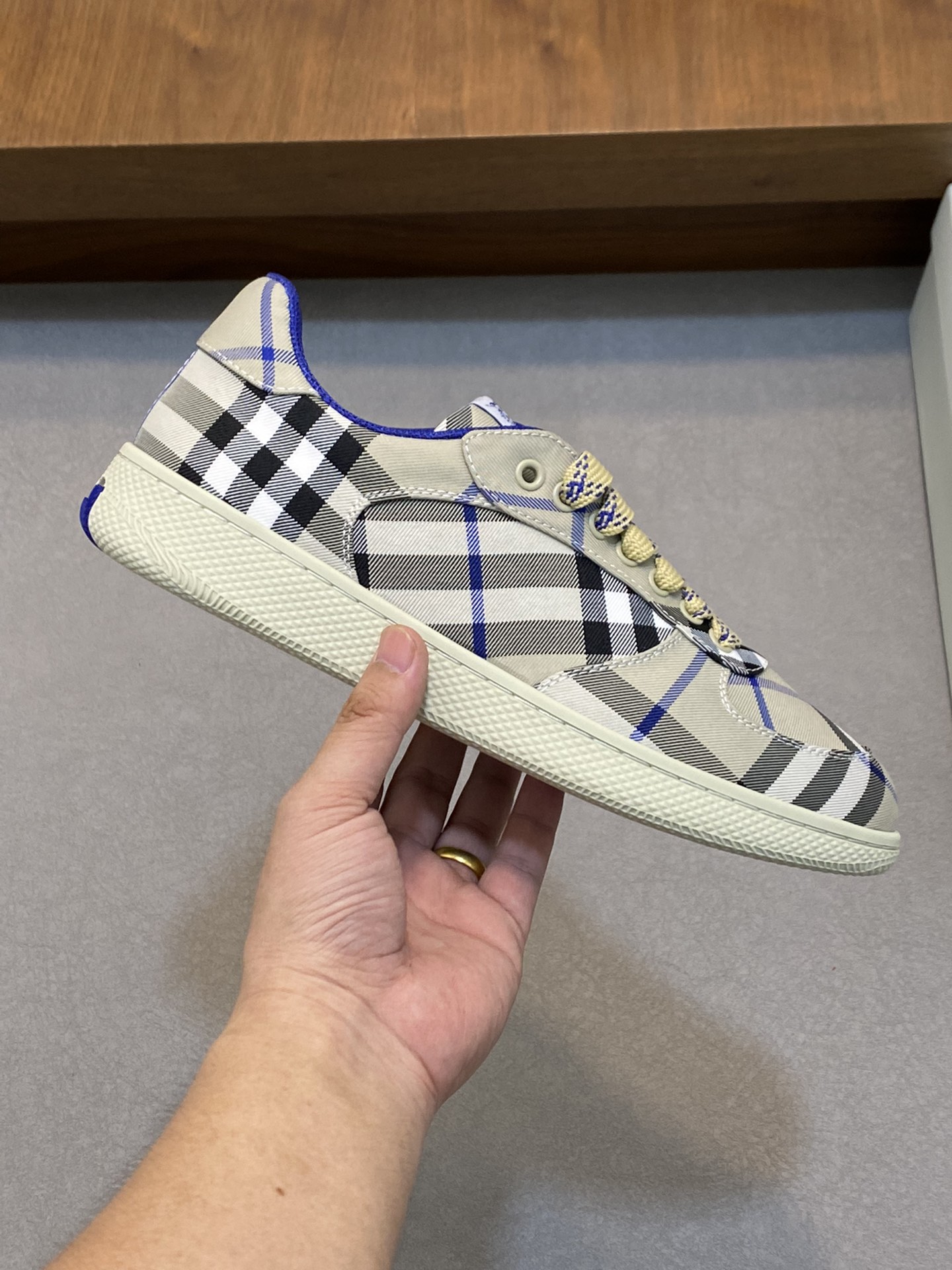 [BURBERRY] Burberry - Calidad de gama alta única original - Parte superior: tela tótem de marca impo