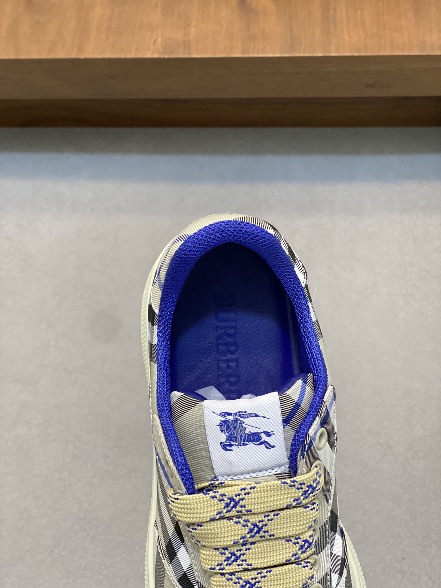 [BURBERRY] Burberry - Calidad de gama alta única original - Parte superior: tela tótem de marca impo