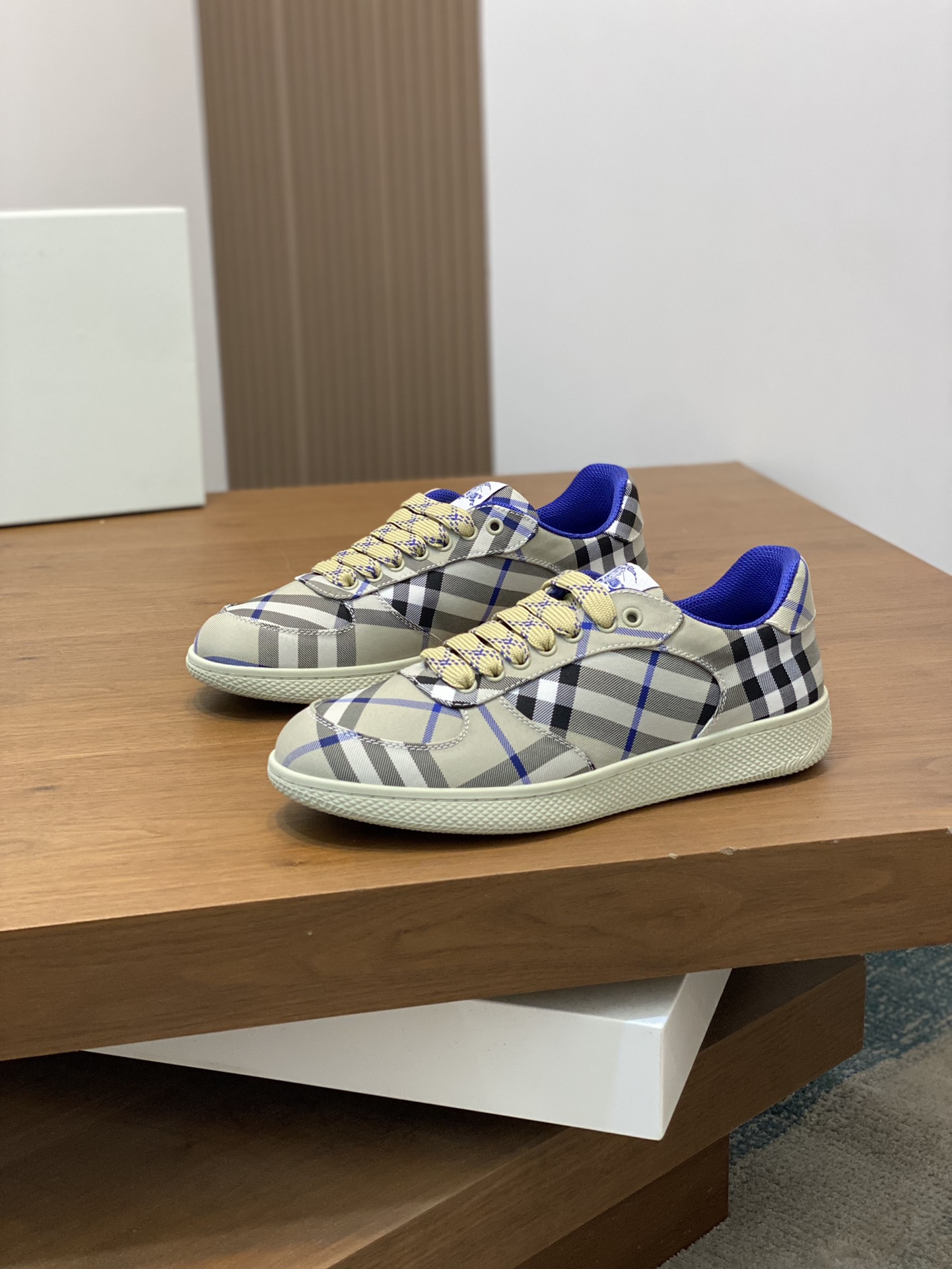 [BURBERRY] Burberry - Calidad de gama alta única original - Parte superior: tela tótem de marca impo
