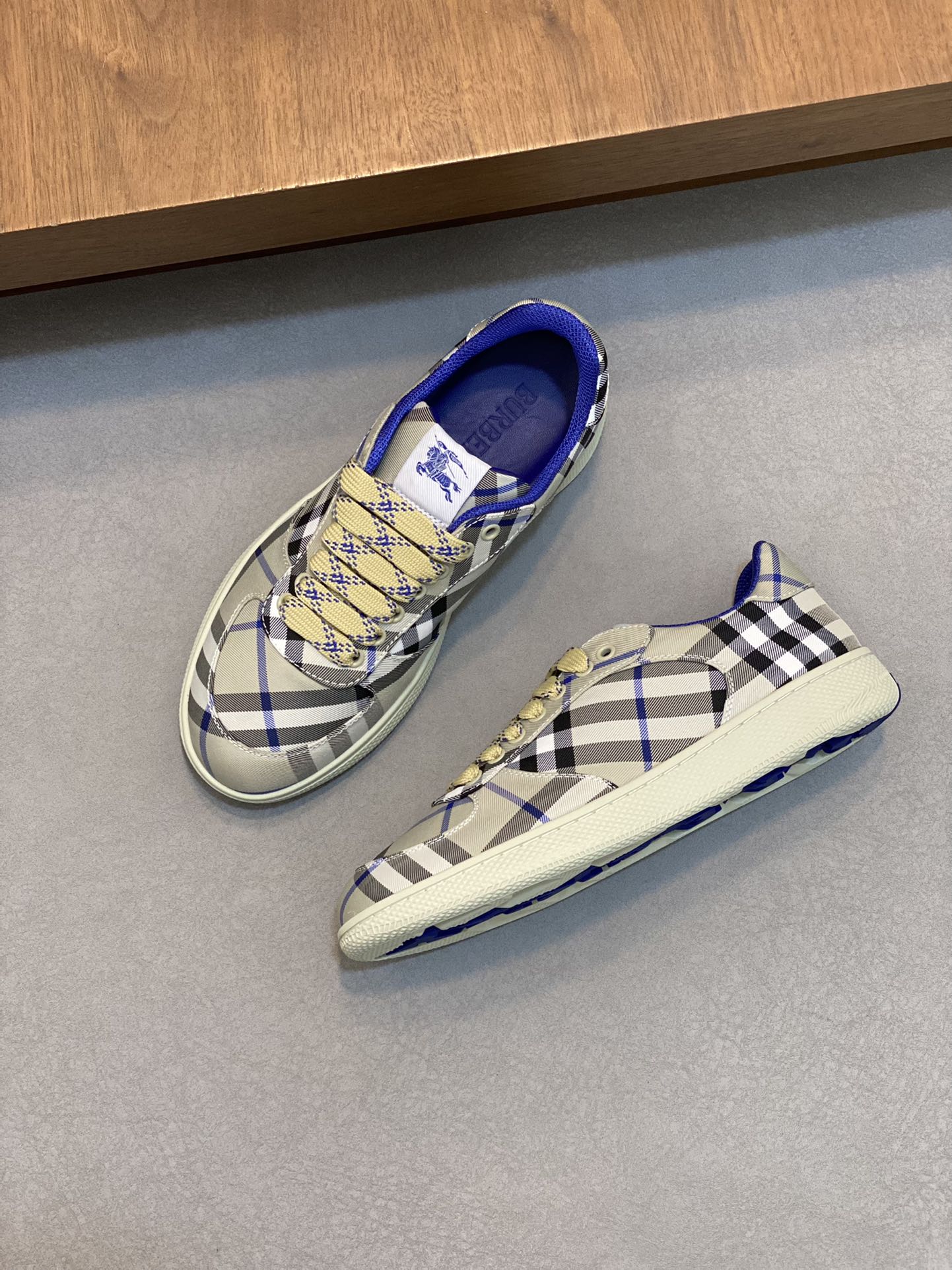 [BURBERRY] Burberry - Calidad de gama alta única original - Parte superior: tela tótem de marca impo
