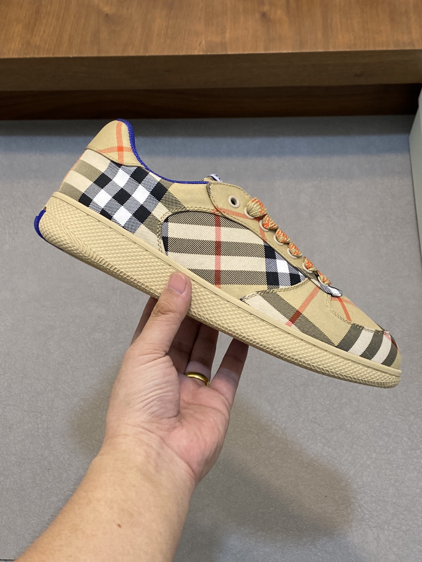 [BURBERRY] Burberry - Calidad de gama alta única original - Parte superior: tela tótem de marca impo