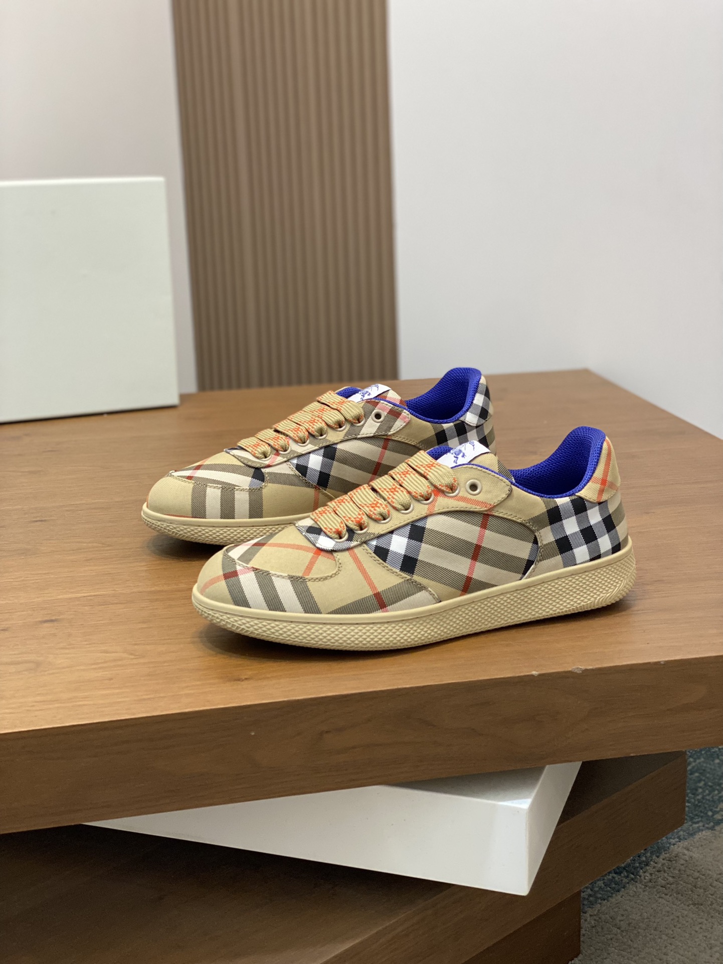 [BURBERRY] Burberry - Calidad de gama alta única original - Parte superior: tela tótem de marca impo