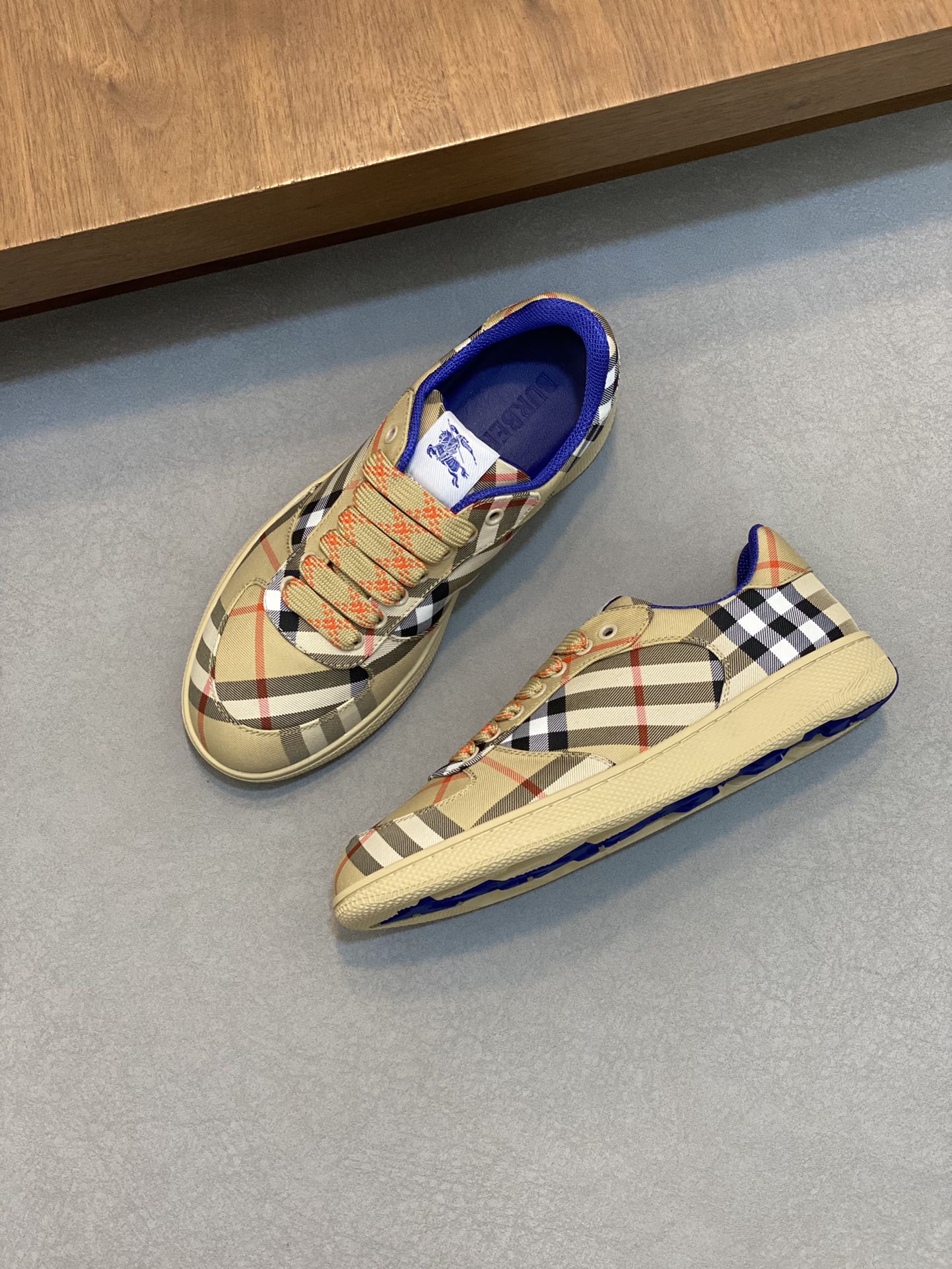 [BURBERRY] Burberry - Calidad de gama alta única original - Parte superior: tela tótem de marca impo