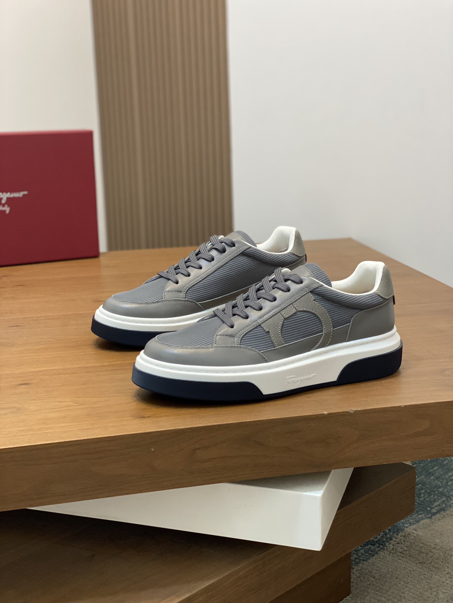 [Ferragamo] Ferragamo - Calidad de gama alta Original único - Exterior: piel de becerro Napa, tela d