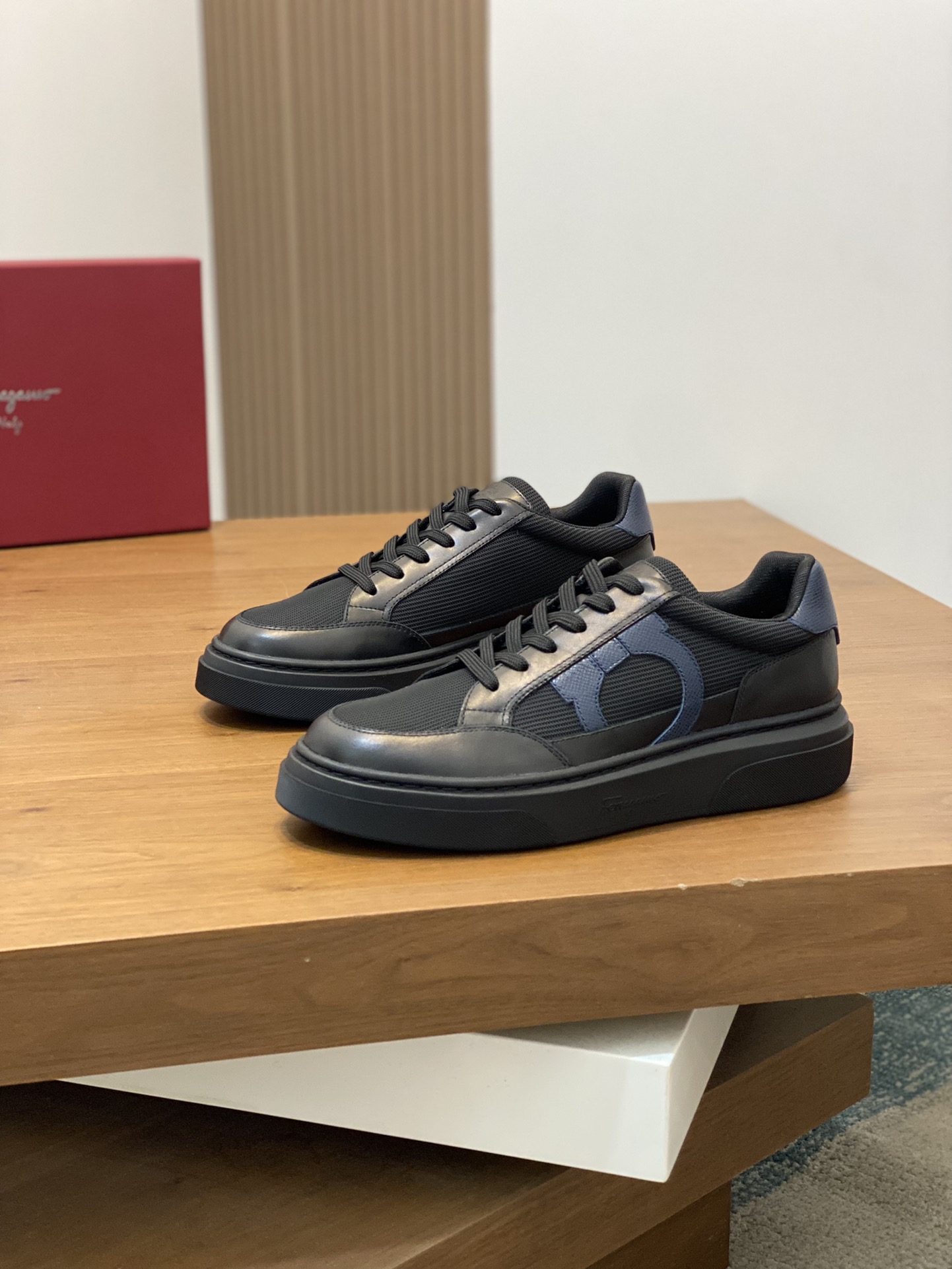 [Ferragamo] Ferragamo - Calidad de gama alta Original único - Exterior: piel de becerro Napa, tela d