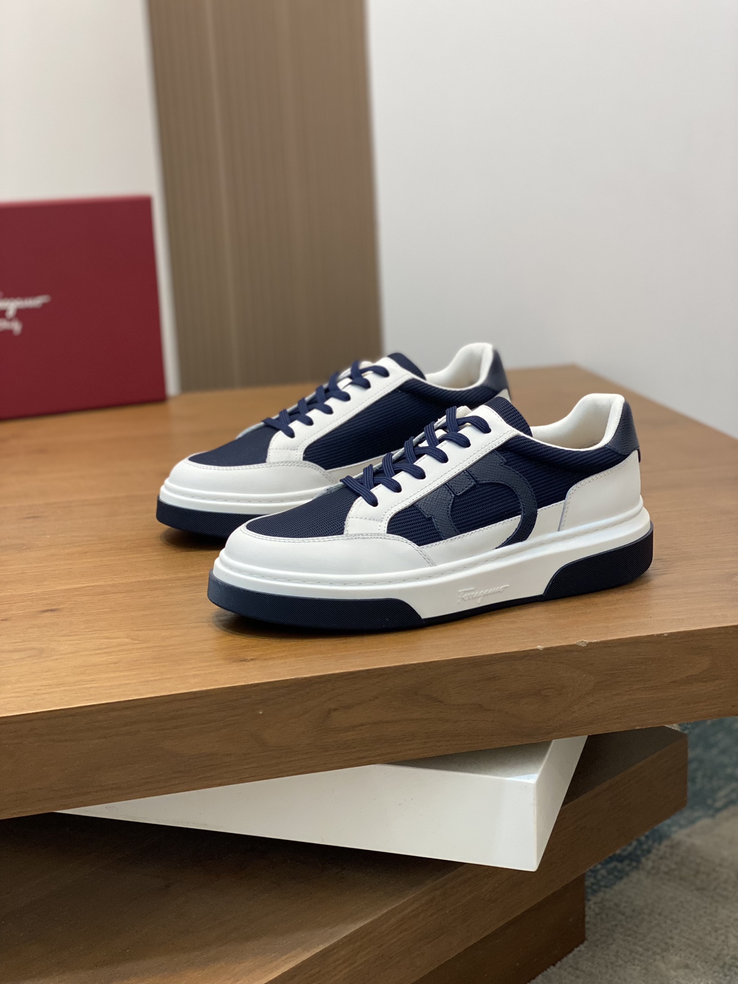 [Ferragamo] Ferragamo - Calidad de gama alta Original único - Exterior: piel de becerro Napa, tela d