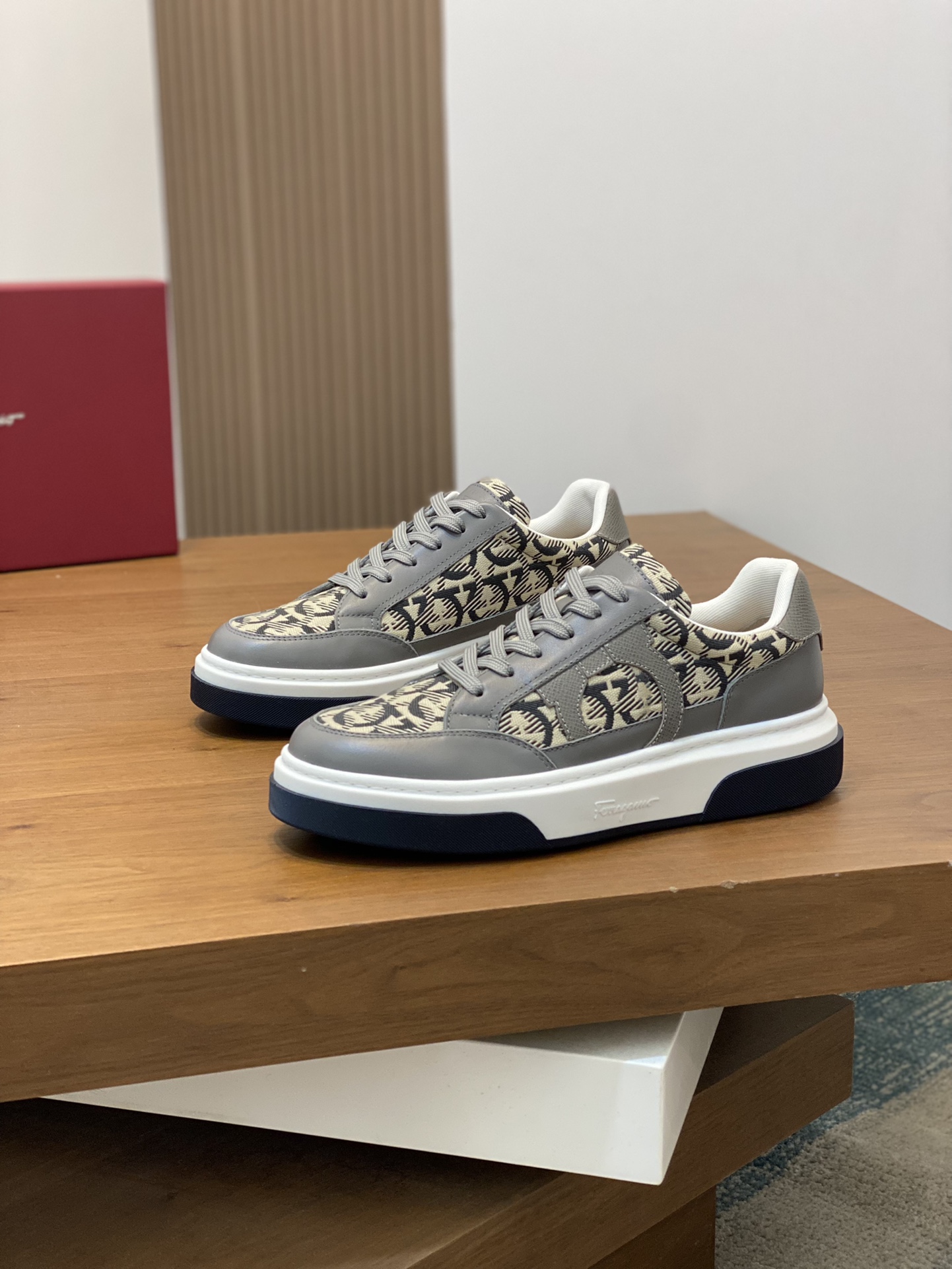[Ferragamo] Ferragamo - Calidad de gama alta Original único - Exterior: piel de becerro Napa, tela d