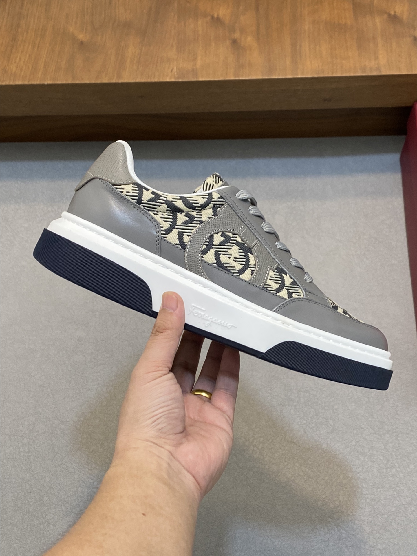 [Ferragamo] Ferragamo - Calidad de gama alta Original único - Exterior: piel de becerro Napa, tela d