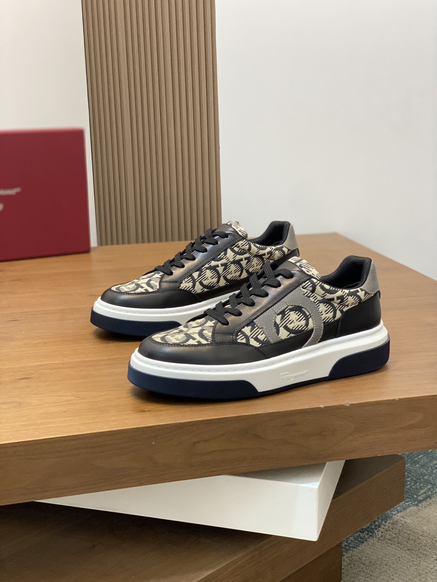 [Ferragamo] Ferragamo - Calidad de gama alta Original único - Exterior: piel de becerro Napa, tela d
