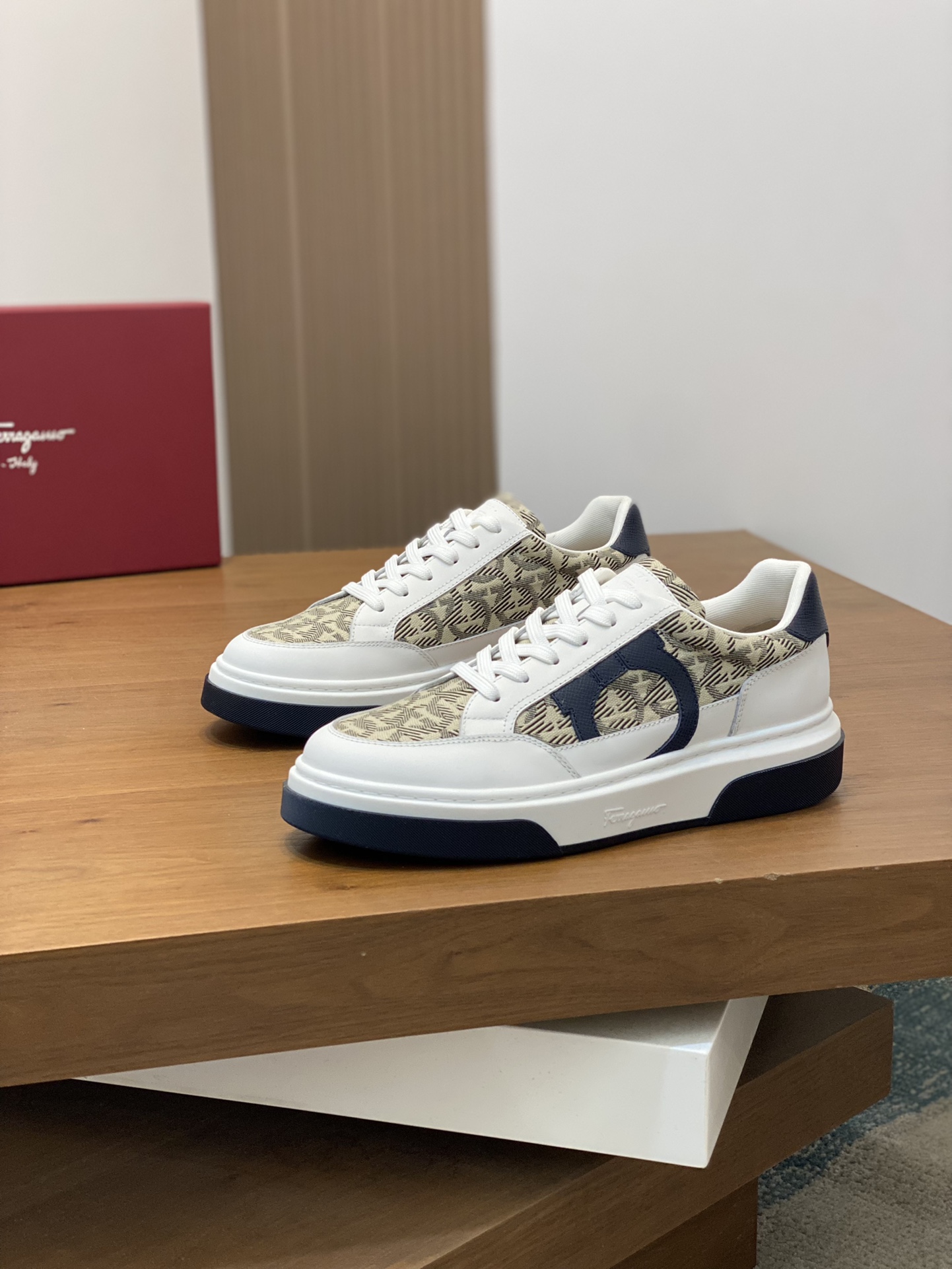 [Ferragamo] Ferragamo - Calidad de gama alta Original único - Exterior: piel de becerro Napa, tela d