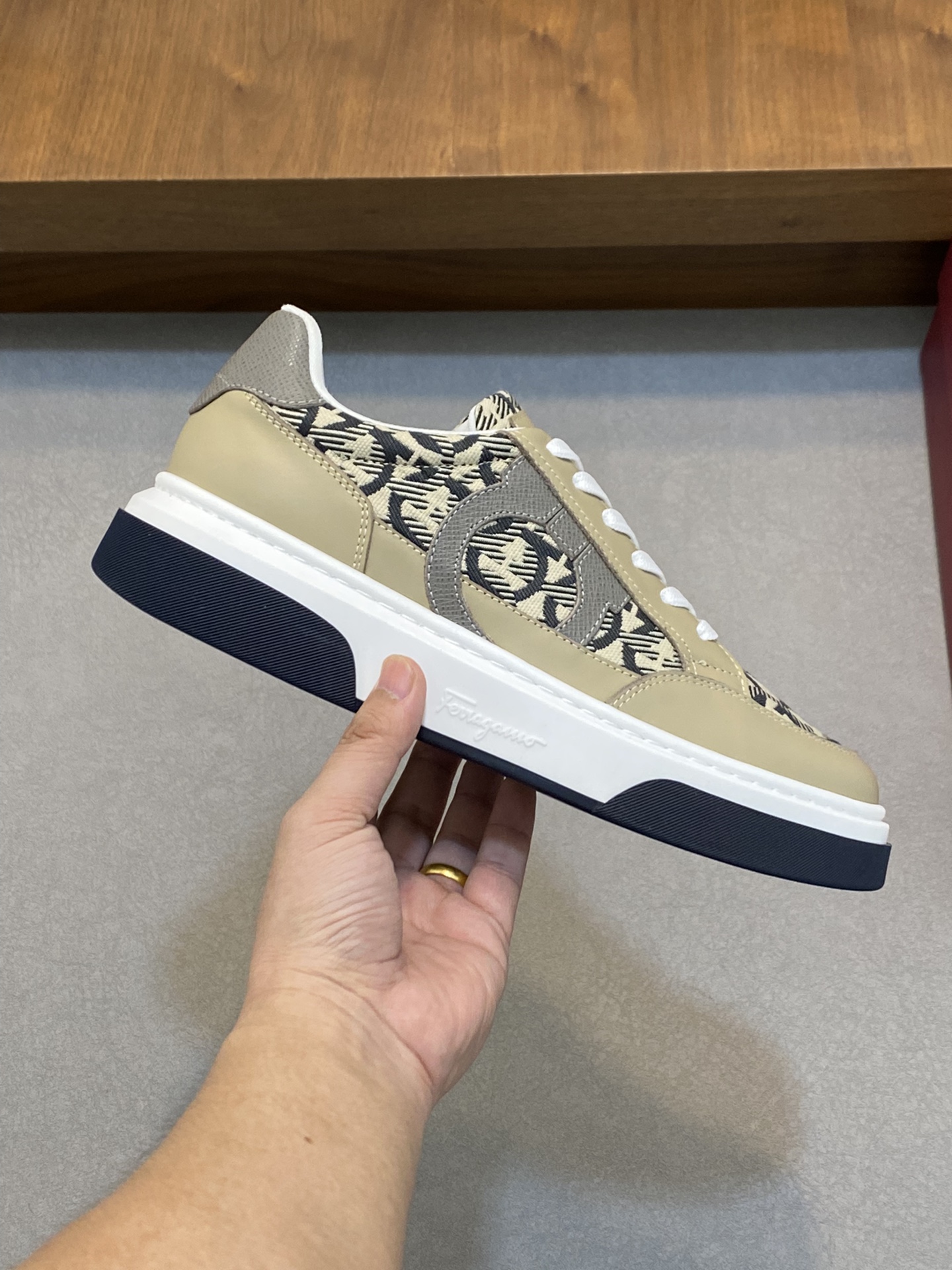 [Ferragamo] Ferragamo - Calidad de gama alta Original único - Exterior: piel de becerro Napa, tela d
