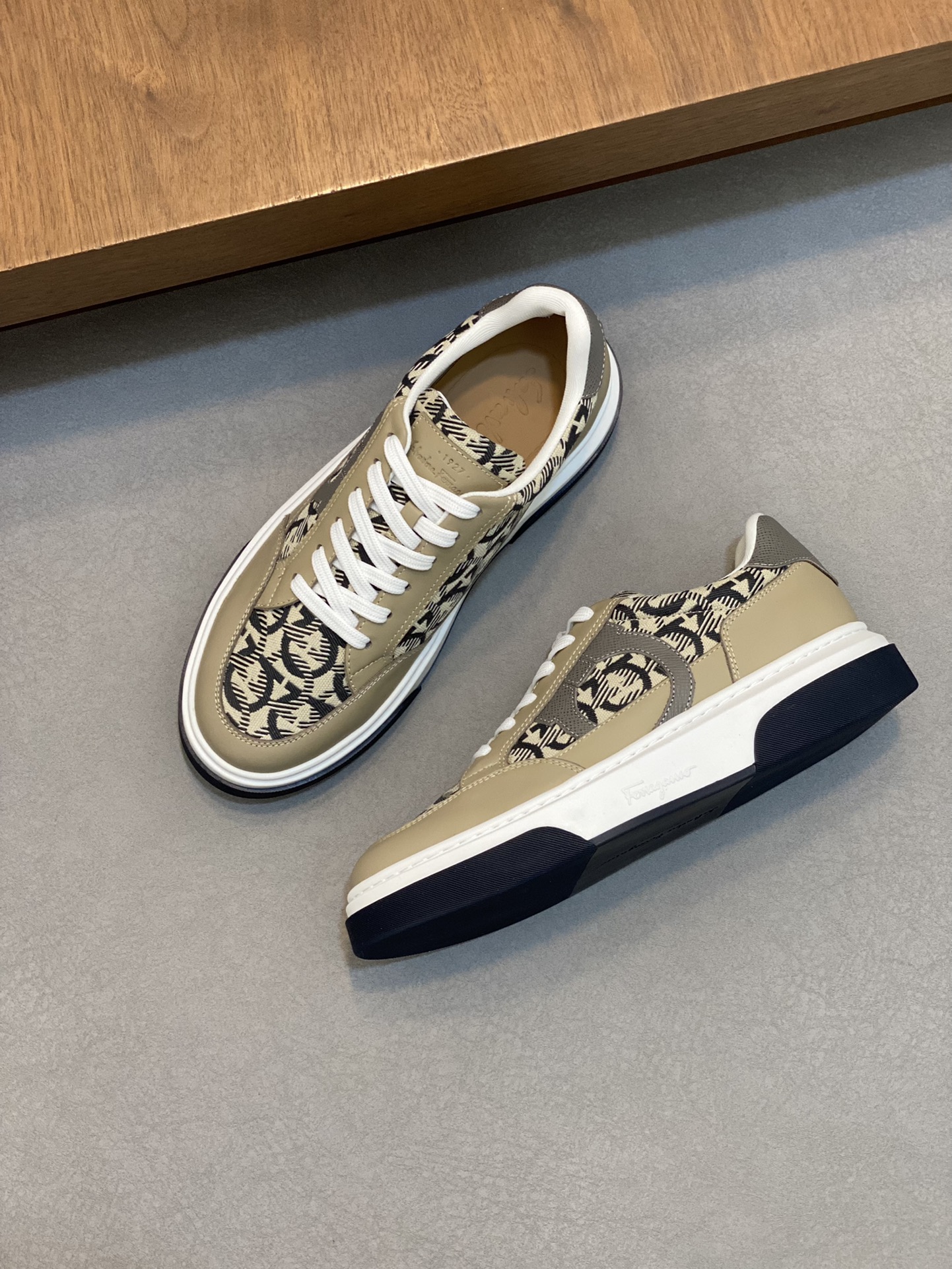 [Ferragamo] Ferragamo - Calidad de gama alta Original único - Exterior: piel de becerro Napa, tela d