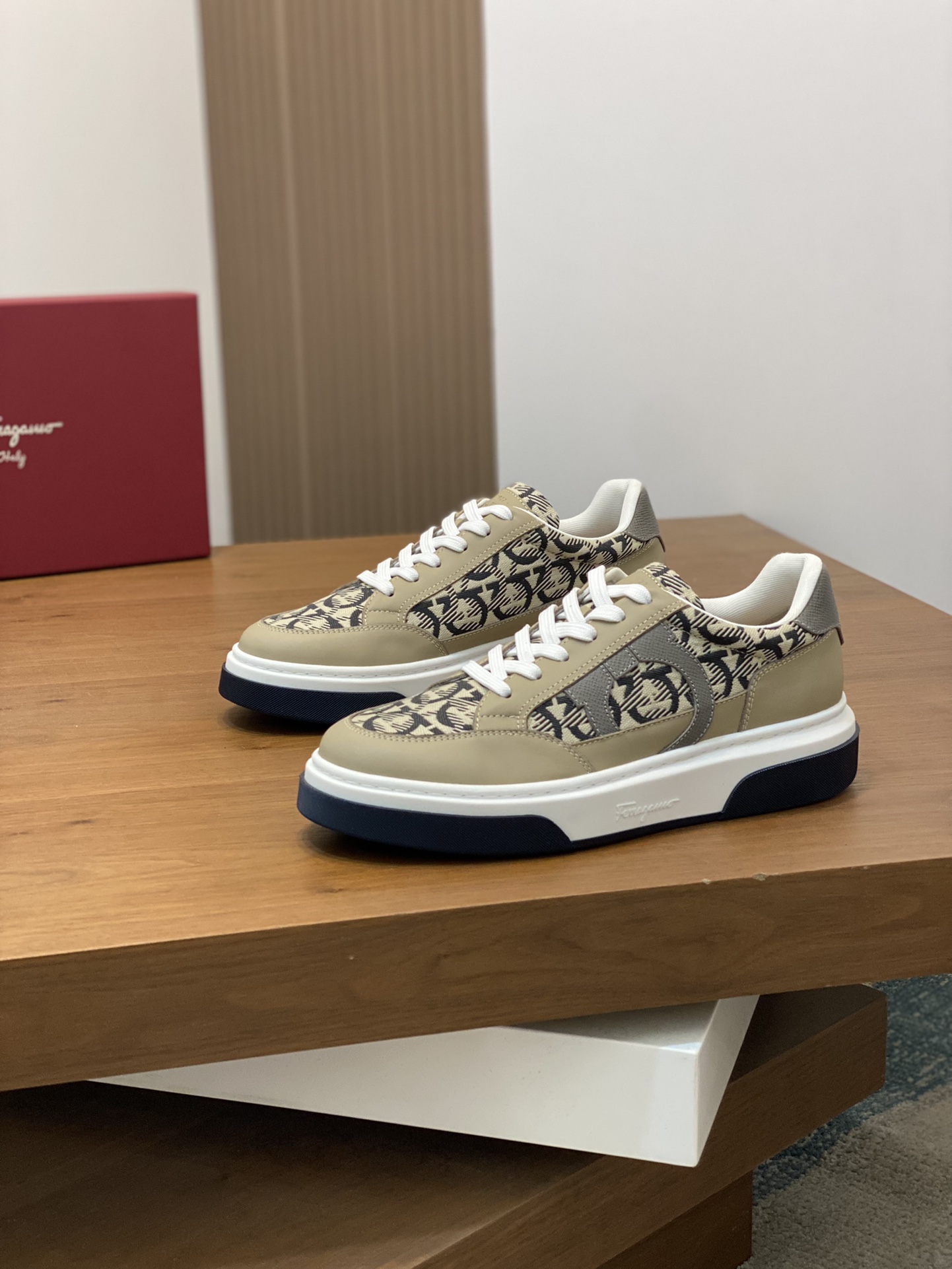 [Ferragamo] Ferragamo - Calidad de gama alta Original único - Exterior: piel de becerro Napa, tela d