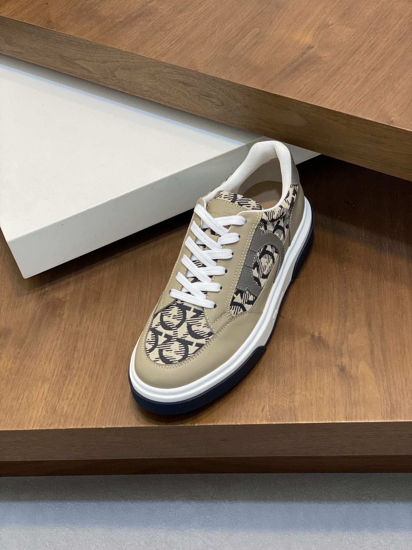 [Ferragamo] Ferragamo - Calidad de gama alta Original único - Exterior: piel de becerro Napa, tela d