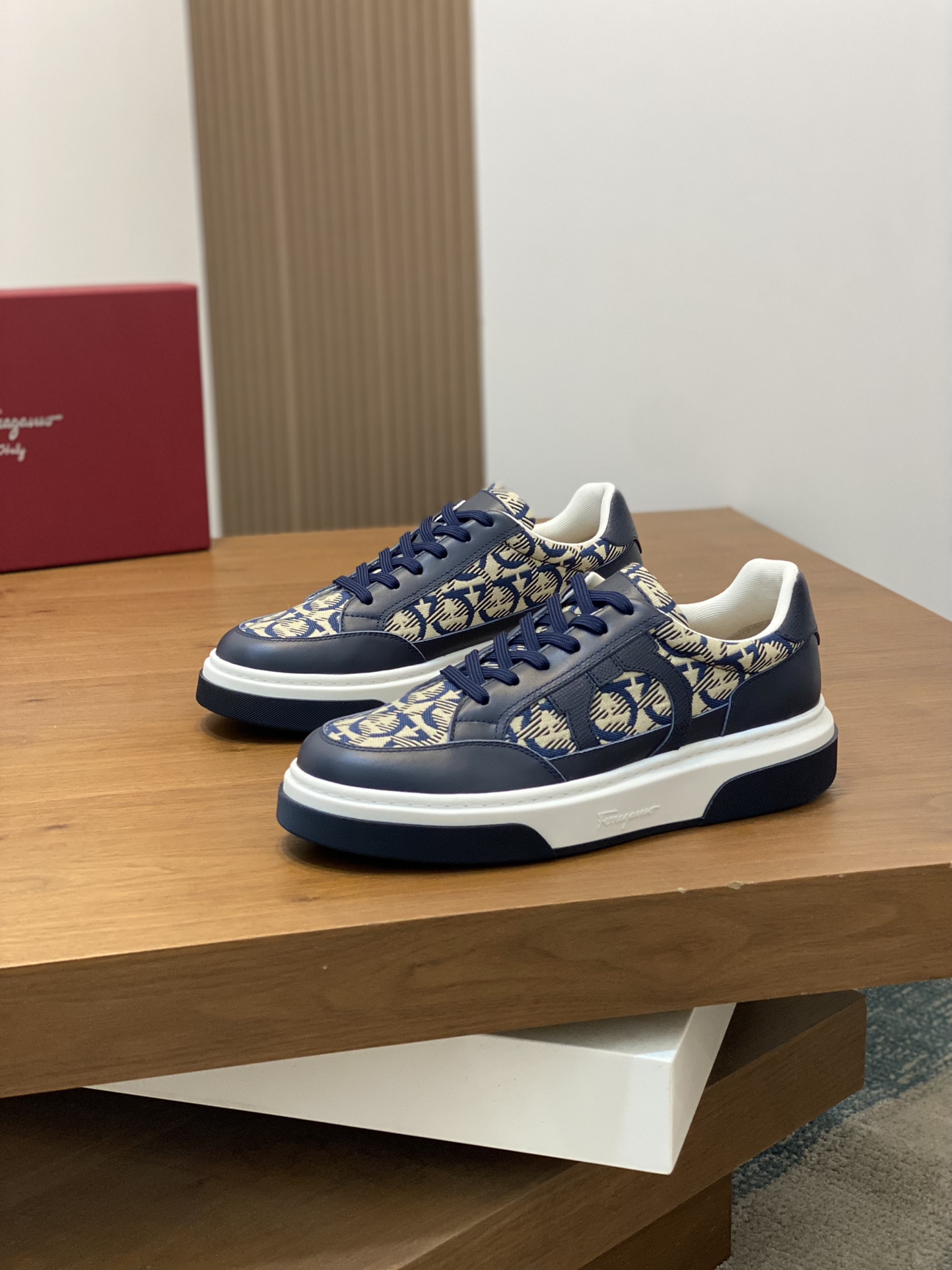 [Ferragamo] Ferragamo - Calidad de gama alta Original único - Exterior: piel de becerro Napa, tela d