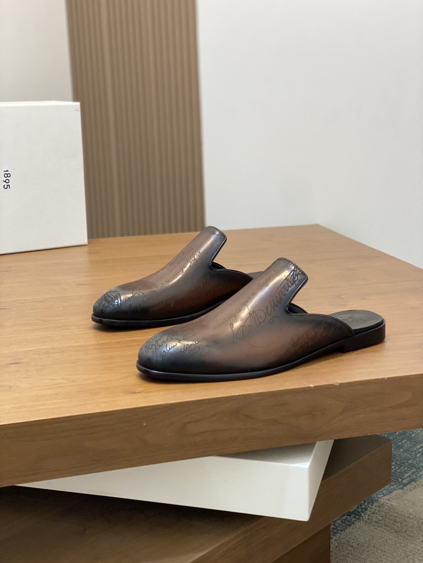 Berluti/Bruti Asesinato nuevas zapatillas de estribo de los hombres de alta gama sensación de textur