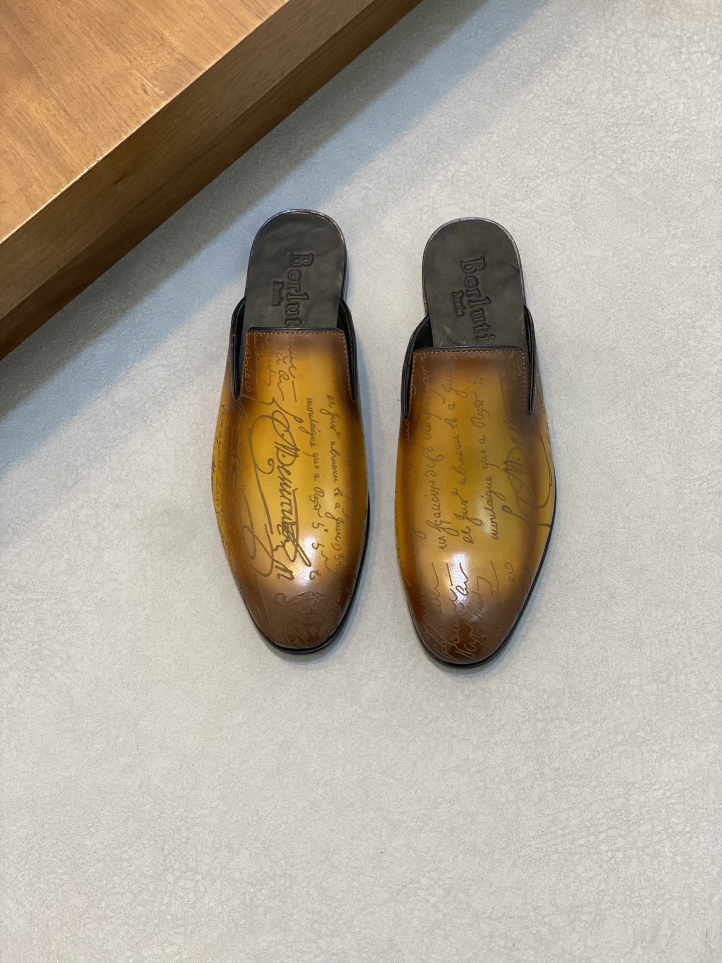 Berluti/Bruti Asesinato nuevas zapatillas de estribo de los hombres de alta gama sensación de textur