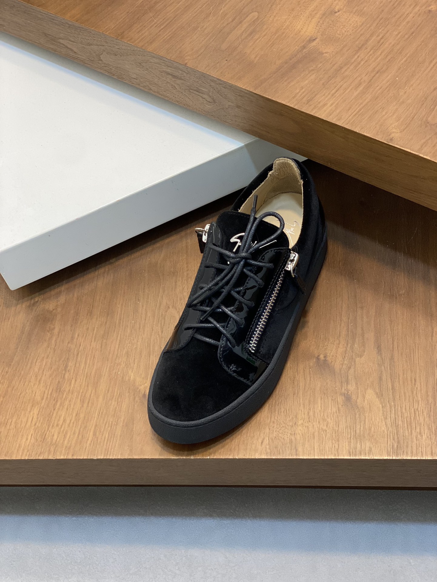 GZ Hombres Talon Print Eagle Claw SneakersEl estilo 'Talon' de los hombres ha sido rediseñado con 'B