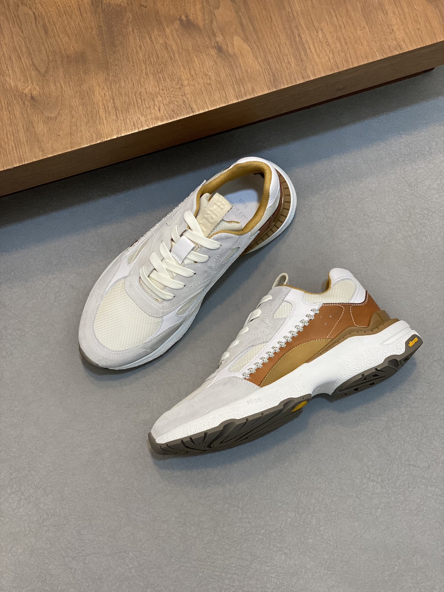 Berluti Skyrunning zapatillas de piel y nailonCosturas decorativas realizadas a manoDetalles de piel