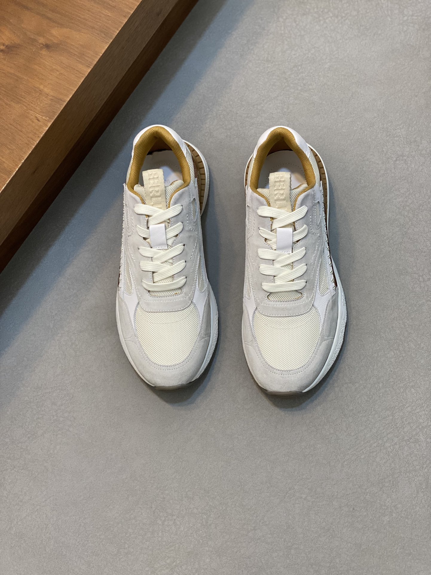 Berluti Skyrunning zapatillas de piel y nailonCosturas decorativas realizadas a manoDetalles de piel