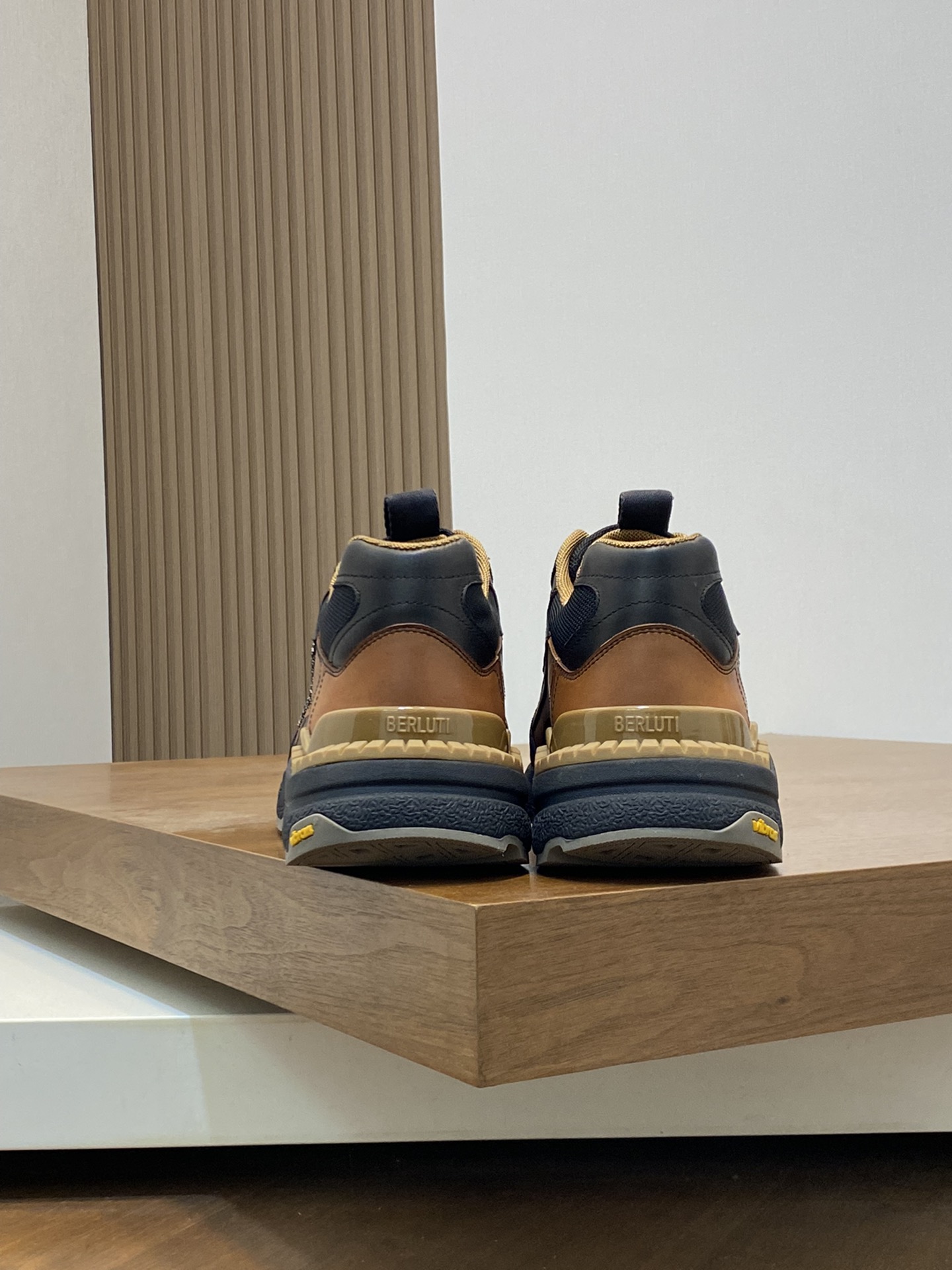 Berluti Skyrunning zapatillas de piel y nailonCosturas decorativas realizadas a manoDetalles de piel