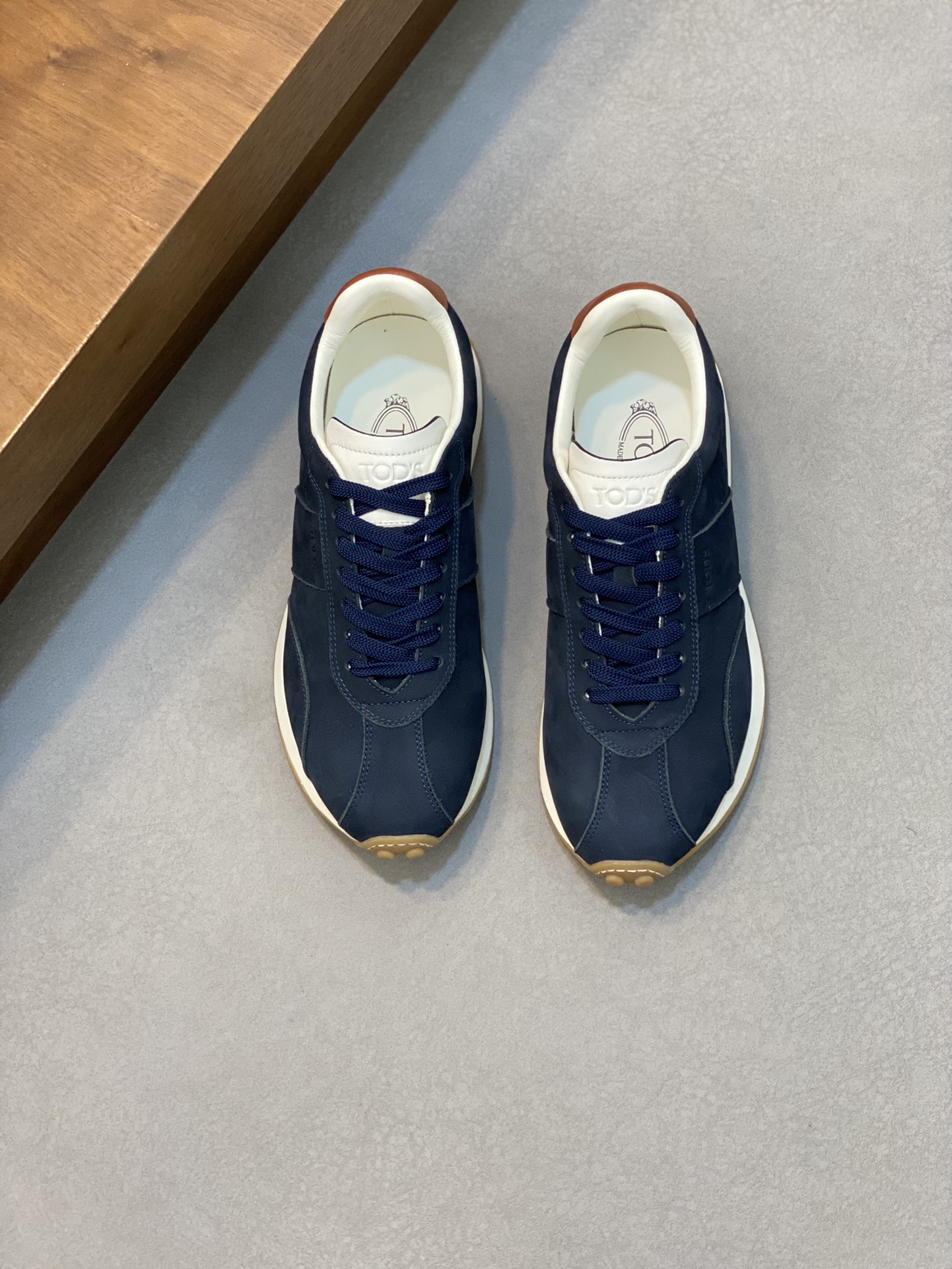 NO:220052,T Top Purchase Response: New products of the street-fried street-fried men's hot casual shoe counter are synchronized, the upper is made of Italian imported silk cowhide, classic and generous layout of manly temperament, imported water-dyed cowhide inner cowhide pad, sole world-class original sole, exclusive movable molded sole is super comfortable, original order goods, high quality, can enter and exit the counter at will, welcome to compare, size 38-44 (can be ordered 45),, cowhide19860909T 顶级代购 托 炸街男神爆款休闲板鞋专柜新品同步,鞋面意大利进口丝绸牛皮拼接而成,经典大方版面男士气质,进口水染牛皮内里牛皮垫,鞋底世原厂特供原版底,独家活动成型底超级舒适,原厂跟单货,高品质,可随意进出专柜,欢迎对比,码数 38-44（可订45）,,cowhide,Men's shoes