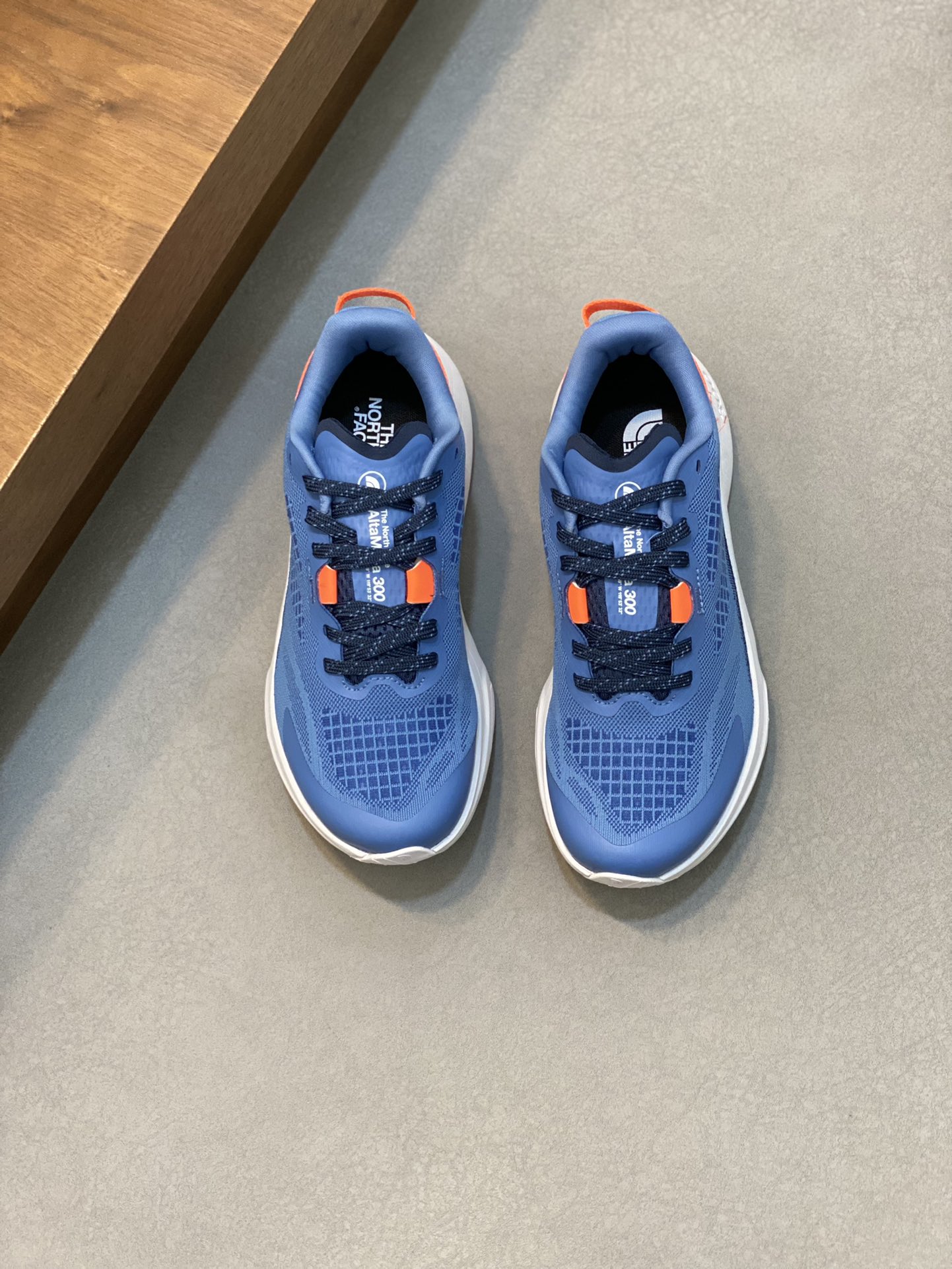 NO:219697,Dongguan Factory North (The North Face) VECTIV trail running shoes hiking 3D mesh upper has both breathability and durability, and is light and comfortable to wear, functional TPU patches are used to wear, with seamless TPU patches, which have good support and protection. The soft tongue can effectively reduce slippage, enhance comfort and fit VECTIVTMM 3D Full-pallet Pallet innovative 3D VECTIV Full-pallet Pallet locks the sole of the foot and maintains a stable pace. VECTIV curved roller midsole curved roller midsole optimizes the ground contact posture, reduces the impact force of the foot, and brings strong propulsion. Size: 39 40 40.5 41 42 42.5 43 44 44.5 45,,The North Face19860909莞厂 北面(The North Face)VECTIV越野跑鞋徒步3D 网布鞋面透气性与耐久性兼具,穿着轻便舒适不闷脚功能性TPU贴片鞋头及鞋身采用无缝TPU贴片,具有良好的支撑性和防护性. 柔软鞋舌可有效减少滑落,增强舒适性和贴合性VECTIVTMM 3D 全掌承托板创新性3D VECTIV 全掌承托板锁定足底,保持稳定步伐. VECTIV弧形滚轴中底弧形设计的滚轴中底,优化触地姿势,降低足部冲击力,带来强进推进力. 码数:39 40 40.5 41 42 42.5 43 44 44.5 45,,The North Face,Men's shoes