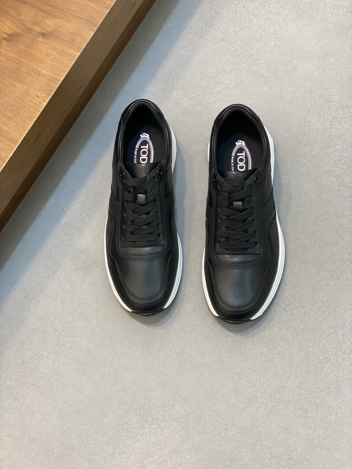 NO:219699,quality!  The latest model ~ Tod* casual men's shoes, made of soft calfskin on the top layer, the shoe body has a layered texture, the fetal cowhide   mesh, the workmanship details are very in place, ultra-light foam   rubber outsole. It has excellent comfort! Size 38-44, Tod's, cowhide19860909品质！最新款～Tod*休闲男鞋、采用头层柔软的小牛皮制作,鞋身线条层次感十足、胎牛皮 网布里、做工细节非常到位,超轻发泡 橡胶大底.拥有极佳舒适度!38-44码,,Tod's,cowhide,Men's shoes