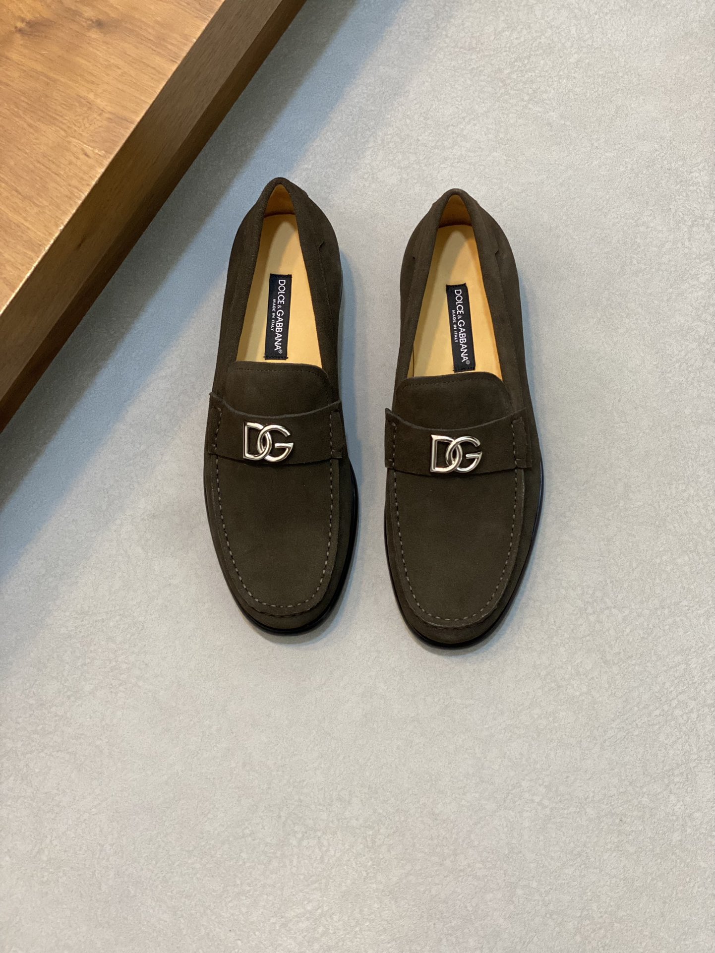 NO:220081,D&G cowhide mocasin men's loafers embellished with DG hardware logo, made of imported calf leather, retro and shiny texture complement each other, releasing charming tones to outline confident posture. Imported calf leather   cowhide inner   Italian genuine leather soles Size: 39-44 (customized by 38.45.46), Dolce&Gabbana, Dolce&Gabbana, loafers, cowhide, Leather soles19860909D&G 牛皮莫卡辛鞋男款乐福鞋 点缀DG五金logo,采用进口小牛皮制成,复古与亮泽质感相得益彰,释放迷人色调勾勒自信姿态. 进口小牛皮 牛皮内里 意大利真皮大底 Size:39-44(38.45.46定做）,,Dolce&Gabbana,Dolce&Gabbana,loafers,cowhide,Leather soles,Men's shoes