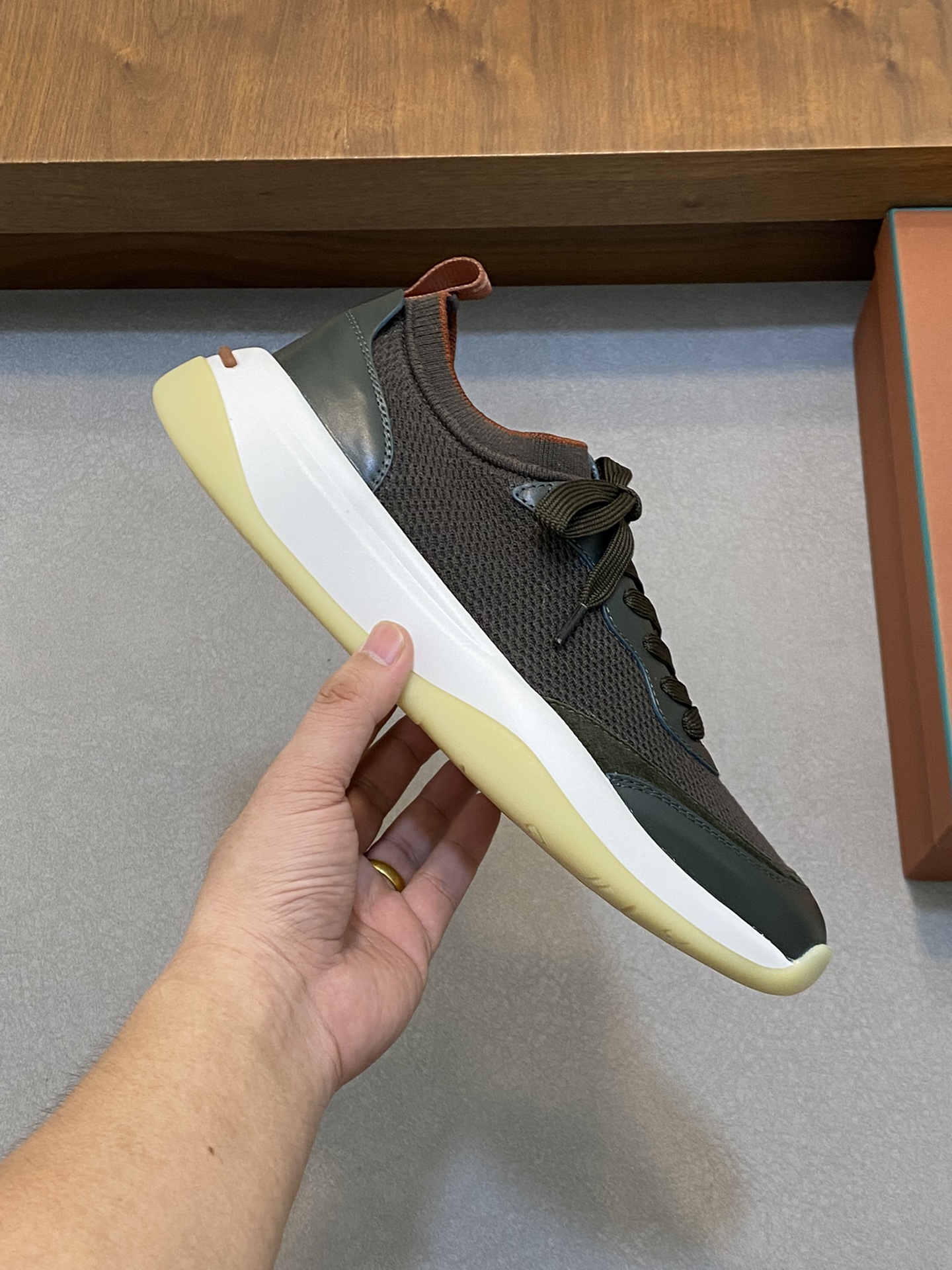 P840 LP new release Loro Piana (Nuoyou Pia) official website with the same knitted sneakers｜Wish wool blend fabric production｜Upper using a unique knitted fabric production process｜All-round one-to-one restoration of the counter process｜Middle and bottom of the full cowhide tie process｜Added to the original molded lightweight TPU three-color combination of suction molding process outsole｜Never on the market ordinary bulky one-piece rubber sole Size：39-44（38.45.46 customized）-High imitation factory