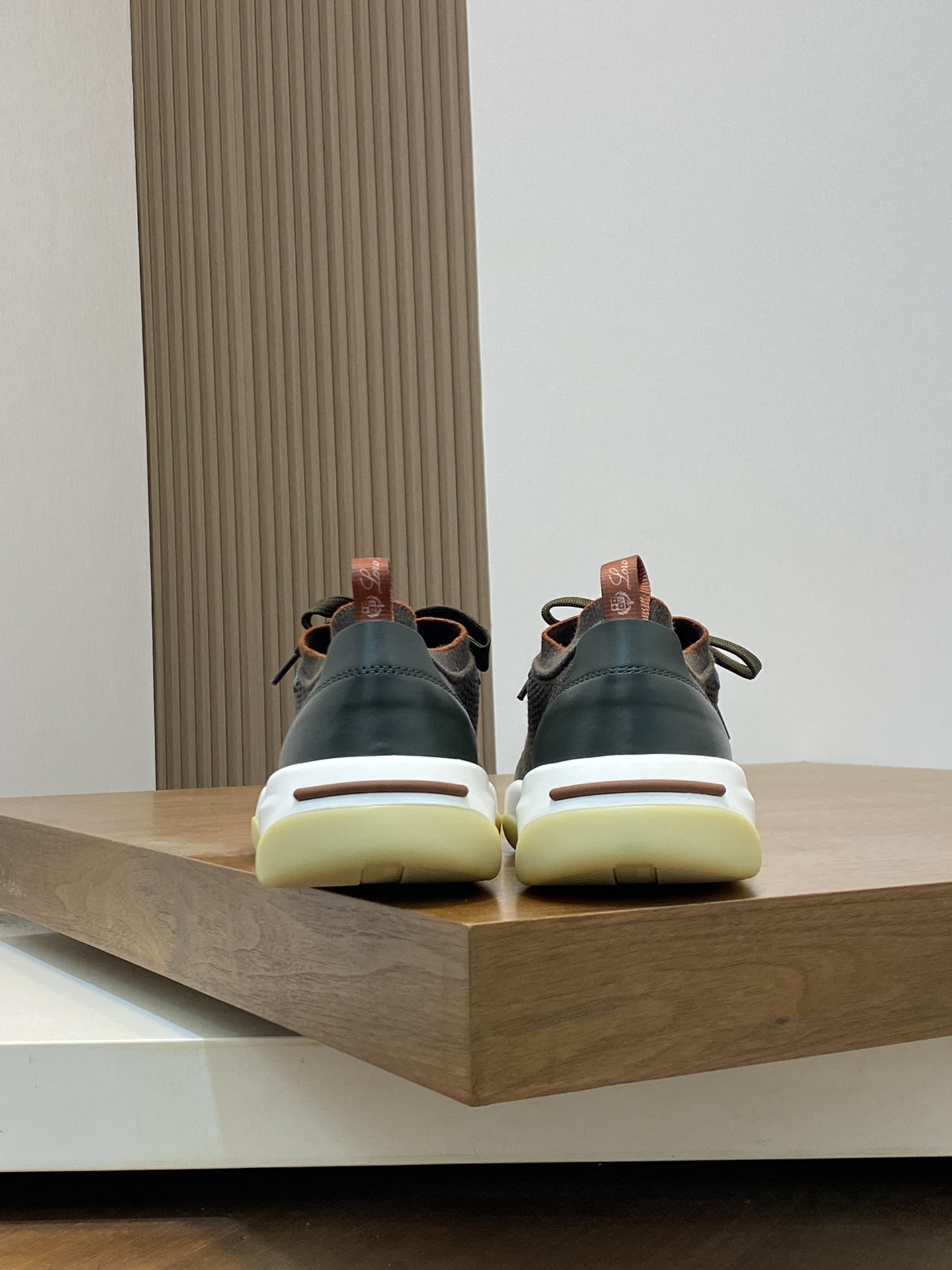 P840 LP new release Loro Piana (Nuoyou Pia) official website with the same knitted sneakers｜Wish wool blend fabric production｜Upper using a unique knitted fabric production process｜All-round one-to-one restoration of the counter process｜Middle and bottom of the full cowhide tie process｜Added to the original molded lightweight TPU three-color combination of suction molding process outsole｜Never on the market ordinary bulky one-piece rubber sole Size：39-44（38.45.46 customized）-High imitation factory