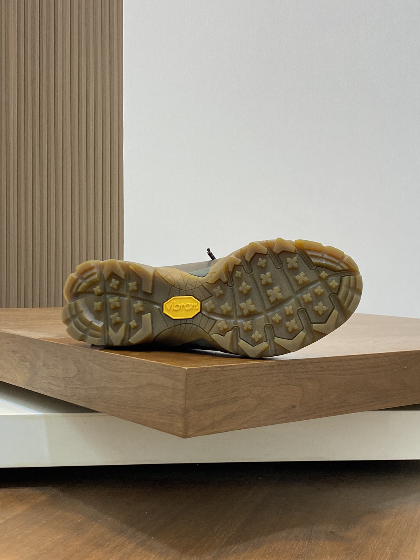 Loro Piana's new Katharina trainer Para los entusiastas de las actividades al aire libre que buscan 