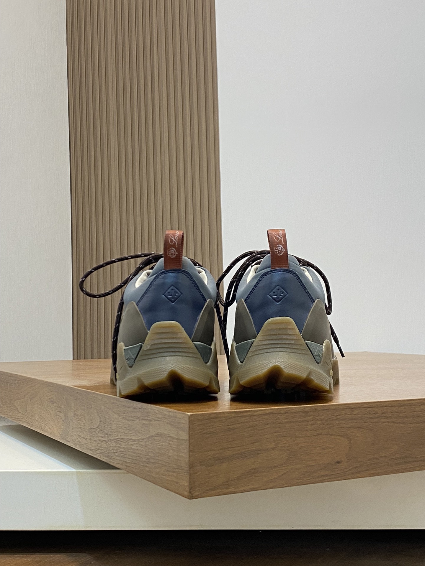 Loro Piana's new Katharina trainer Para los entusiastas de las actividades al aire libre que buscan 