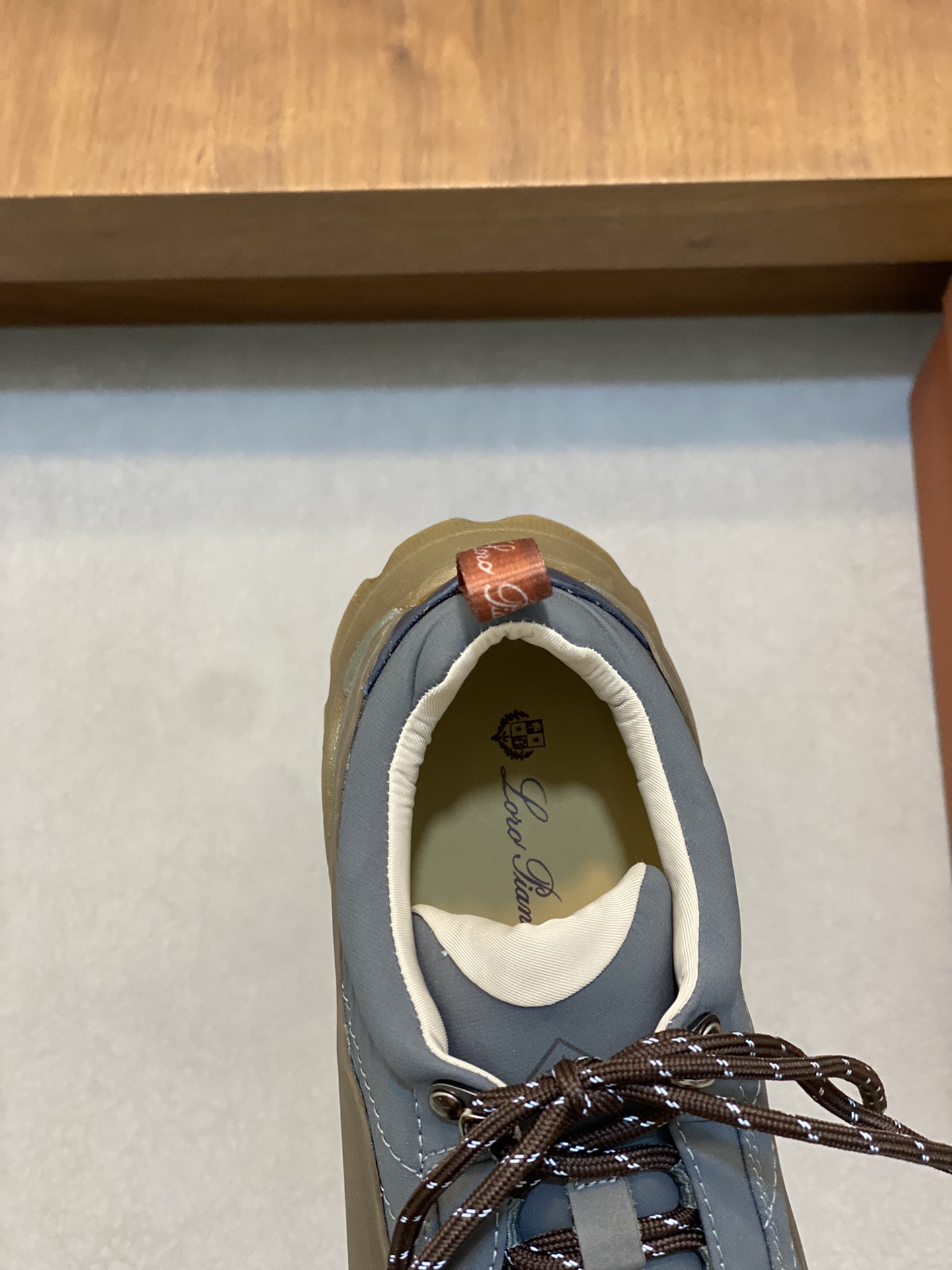 Loro Piana's new Katharina trainer Para los entusiastas de las actividades al aire libre que buscan 