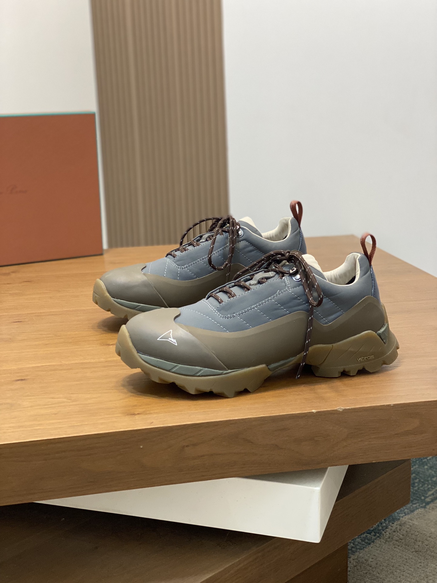 Loro Piana's new Katharina trainer Para los entusiastas de las actividades al aire libre que buscan 