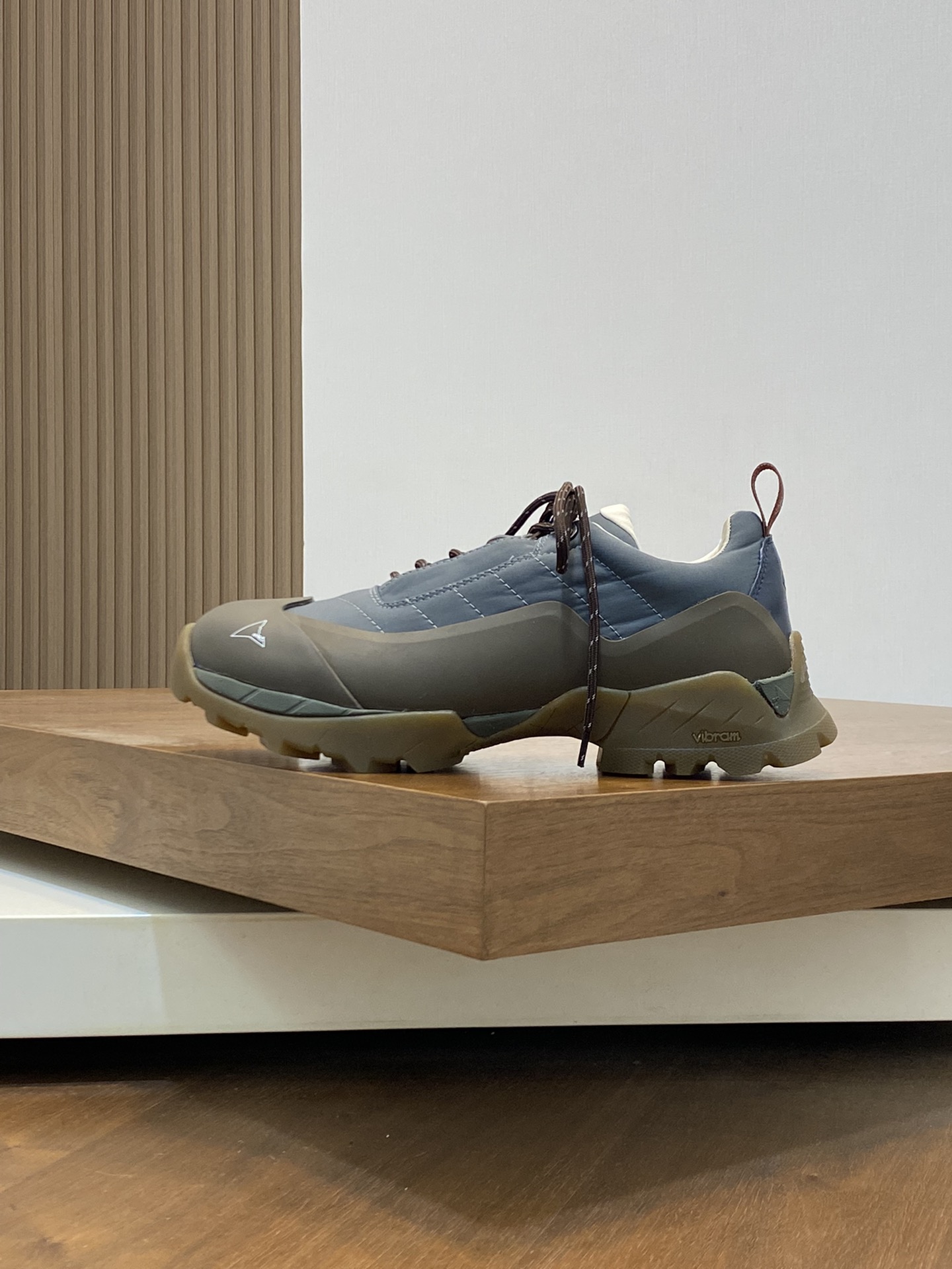 Loro Piana's new Katharina trainer Para los entusiastas de las actividades al aire libre que buscan 