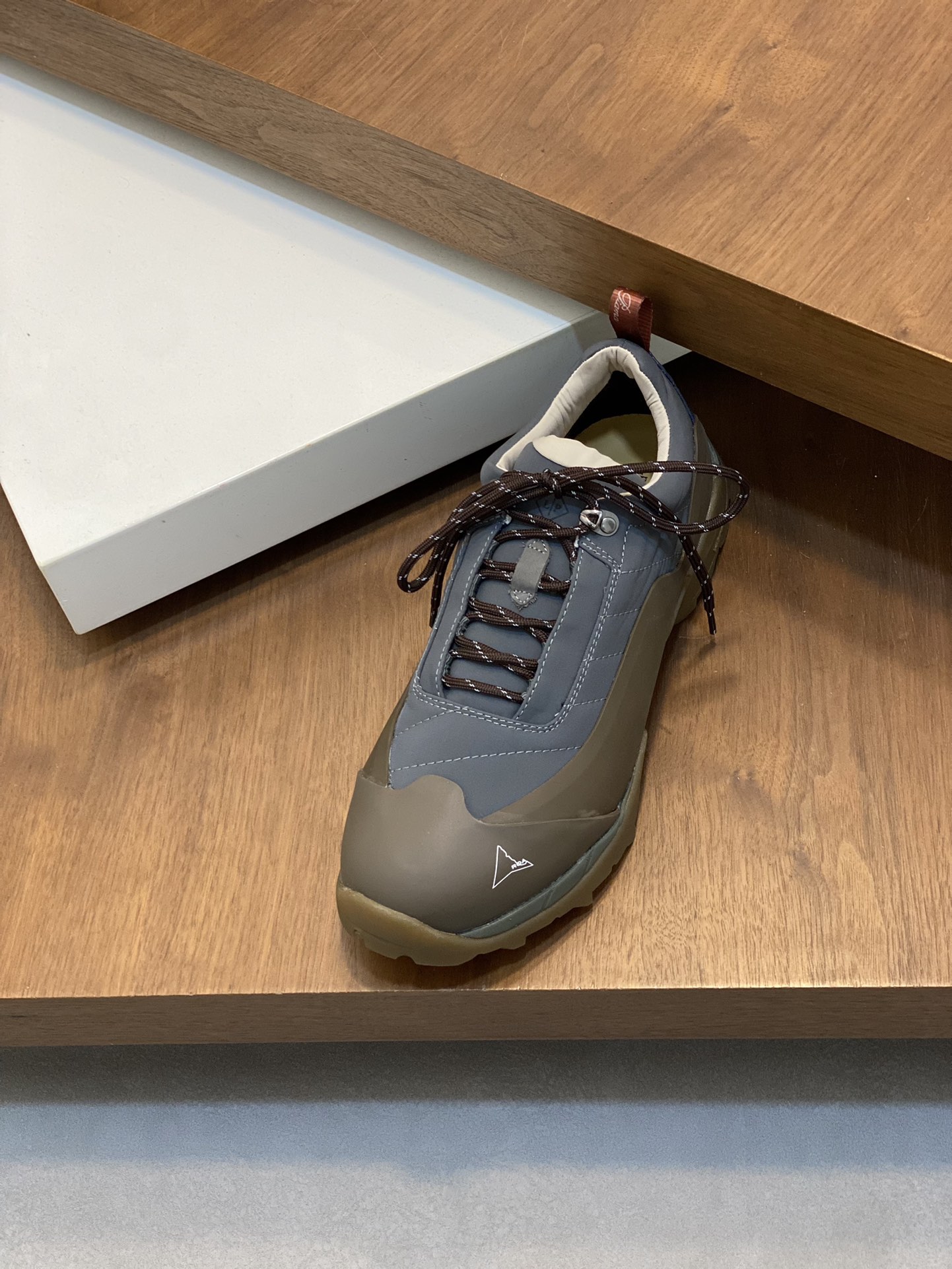 Loro Piana's new Katharina trainer Para los entusiastas de las actividades al aire libre que buscan 