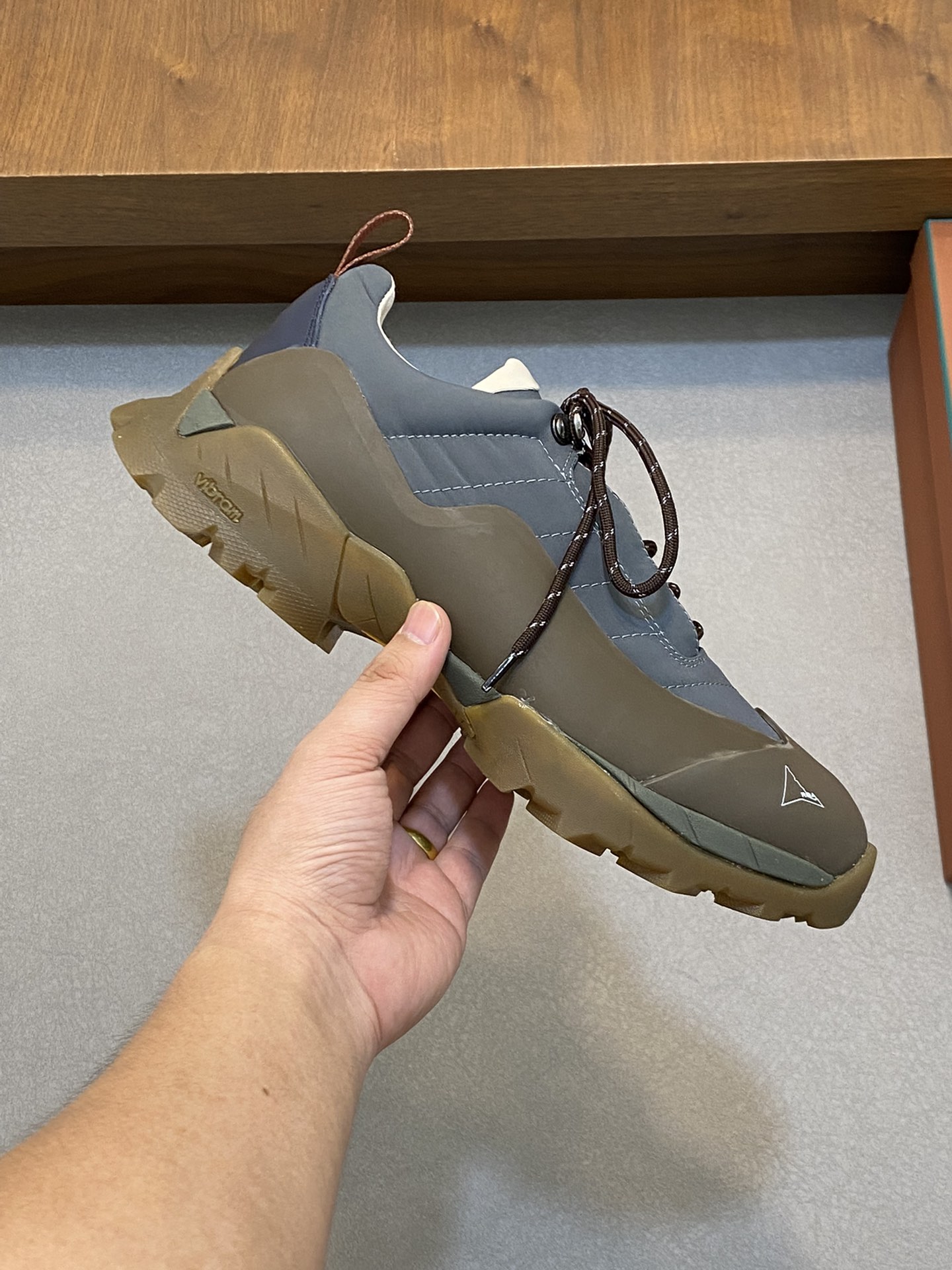 Loro Piana's new Katharina trainer Para los entusiastas de las actividades al aire libre que buscan 